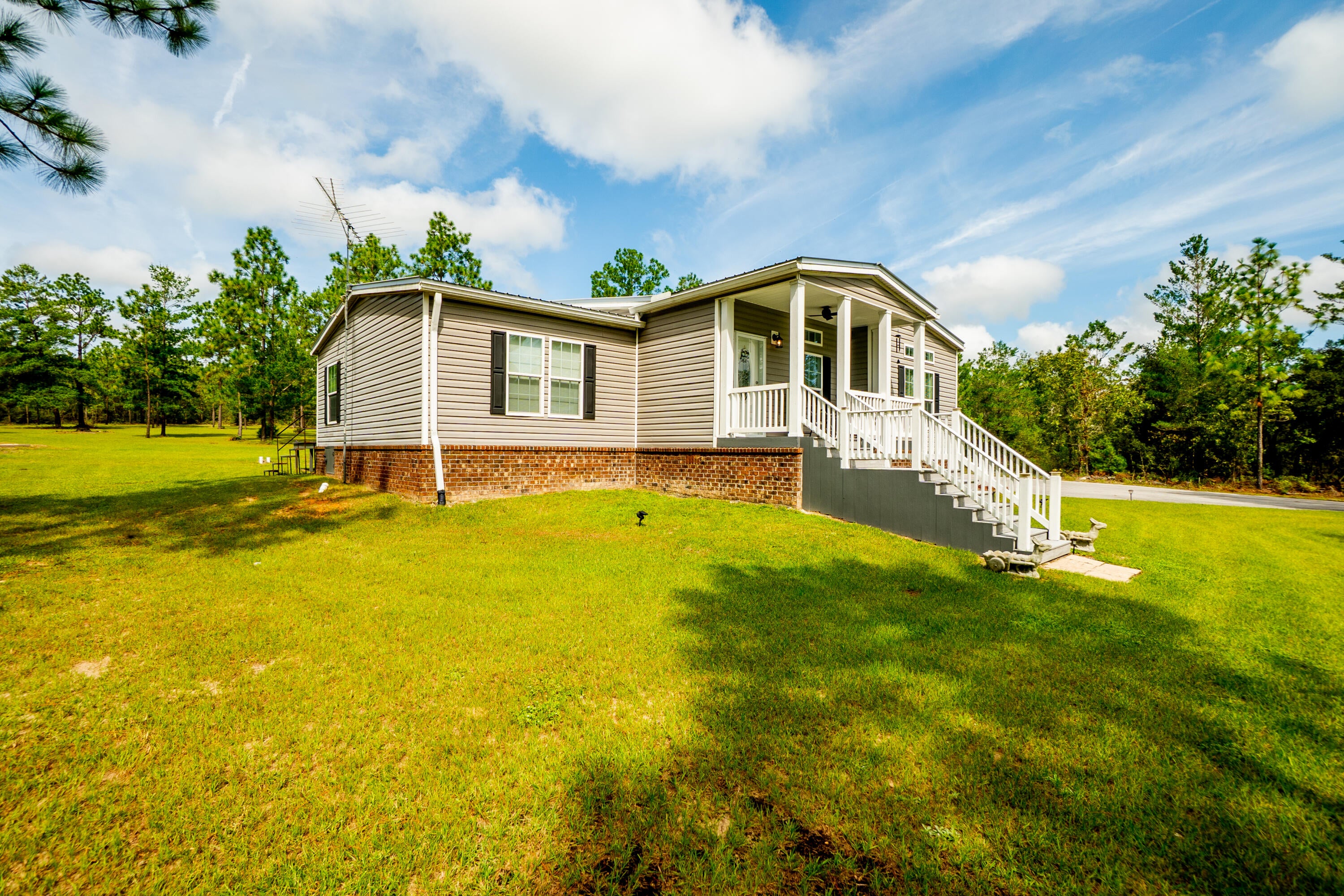 COUNTRY CLUB MANOR - Residential