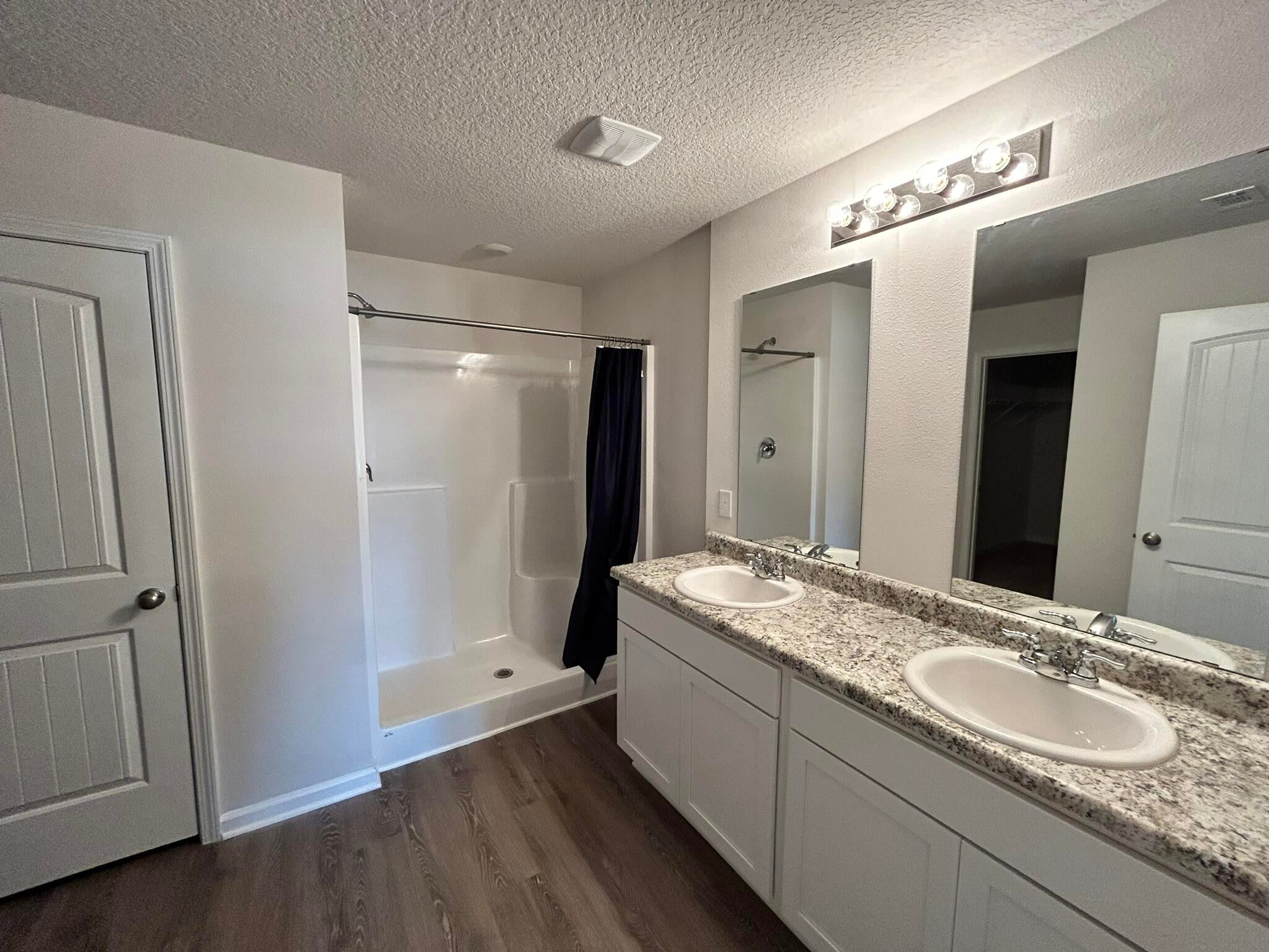 LAKERIDGE EST - Residential Lease