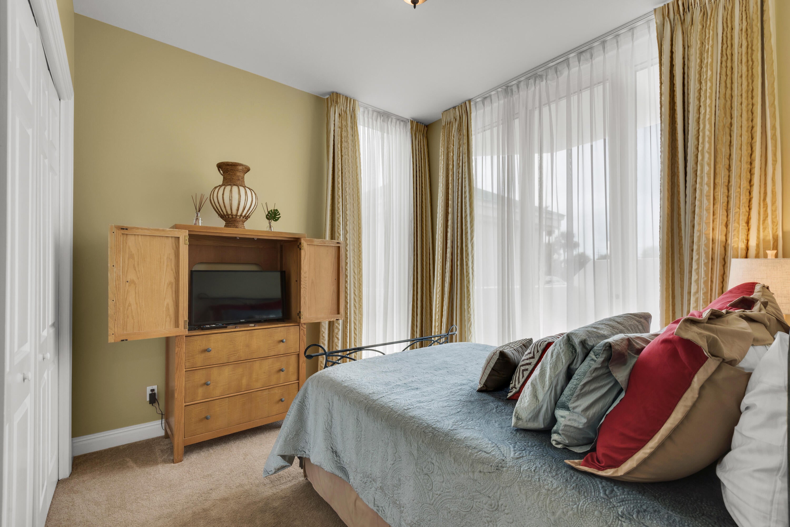 SILVER BEACH TOWERS - Residential