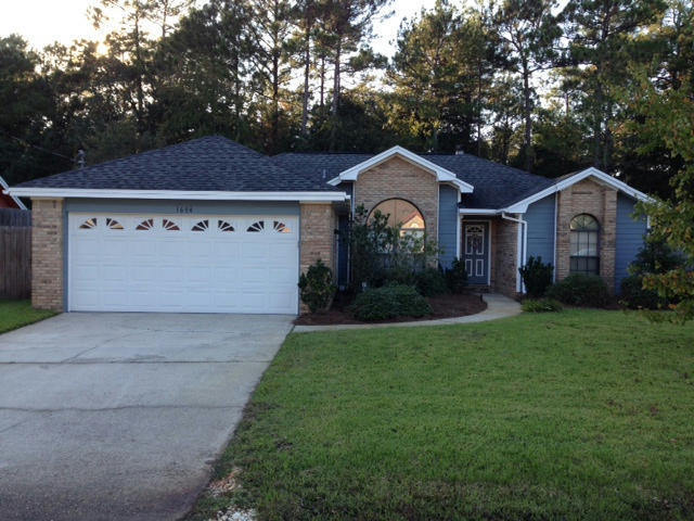 Beautiful 3BR rental home in excellent condition.  Newer carpet in all bedrooms and nearly new AC for lower cooling bills.  This conveniently located home is  ready for your family!! Large family room has a fireplace. Eat-in kitchen and separate dining area provide plenty of room to unwind. There is a privacy fenced backyard with a beautiful forest behind home. All of this can be enjoyed from the 200 sqft heated/cooled Florida room. In this condition, it won't last long. Schedule appt to view today.