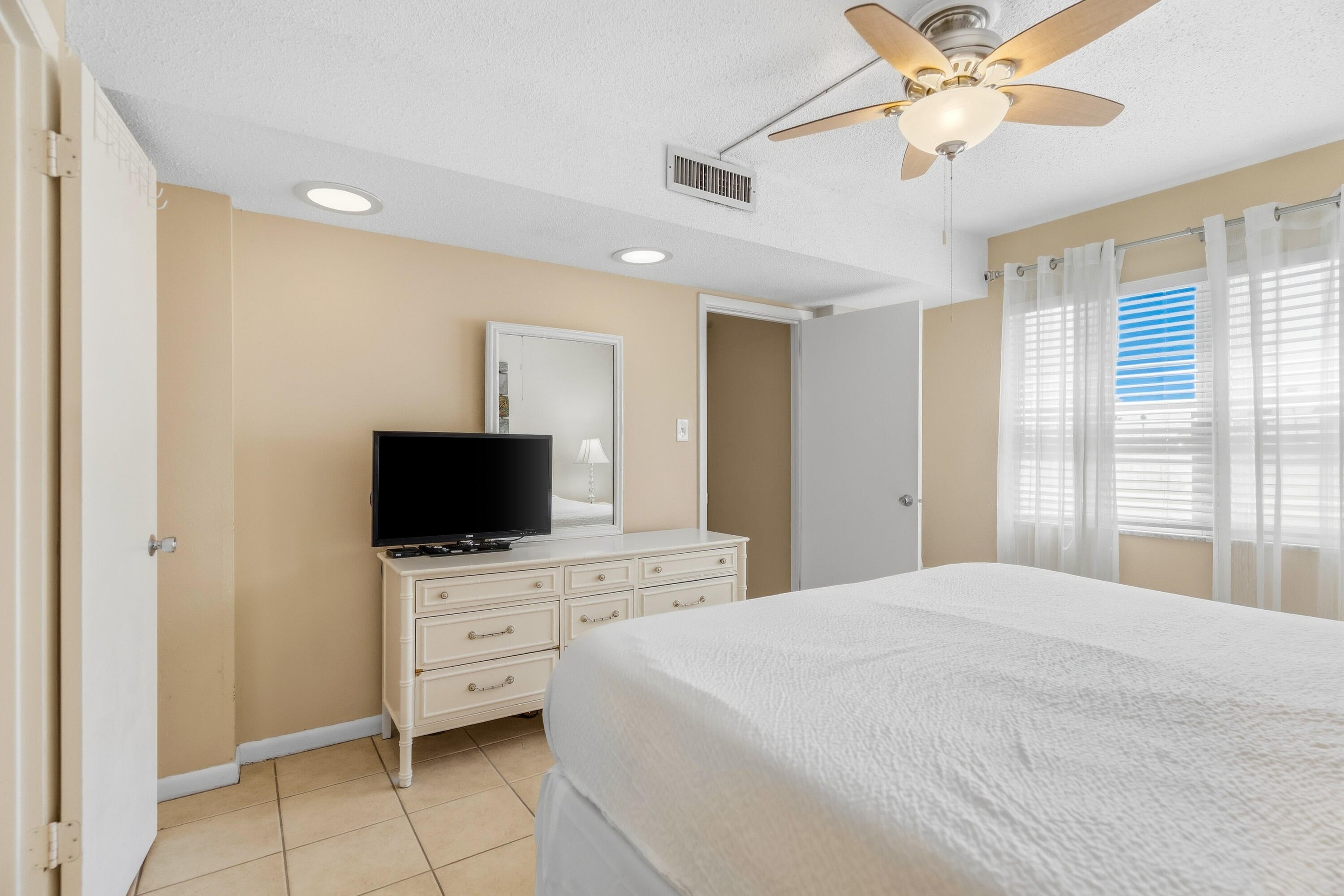 EL MATADOR CONDO - Residential