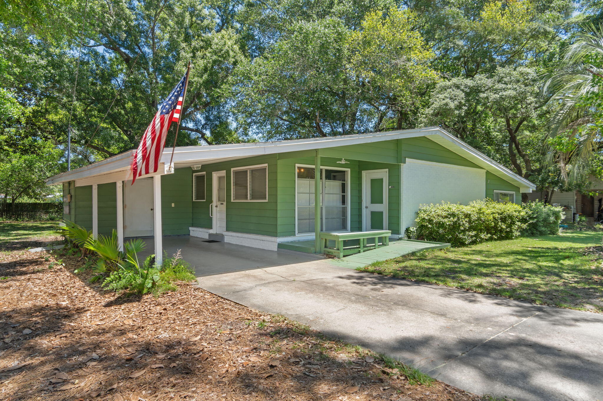 Create your own masterpiece with this midcentury modern singe family home. It's held its charm through multiple generations but is now ready for a makeover. Spanning 1800 sq ft. of blank canvas, hardwood floors and original charm, it's now ready for a buyer with vision.
Roof 2017, HVAC 2016, 2025 Water Heater
Hardwood under carpet
Revamped Azalea Park in neighborhood
.4 miles to Mary Esther City Residents' Boat Ramp Cash, conventional, or FHA rehab loan