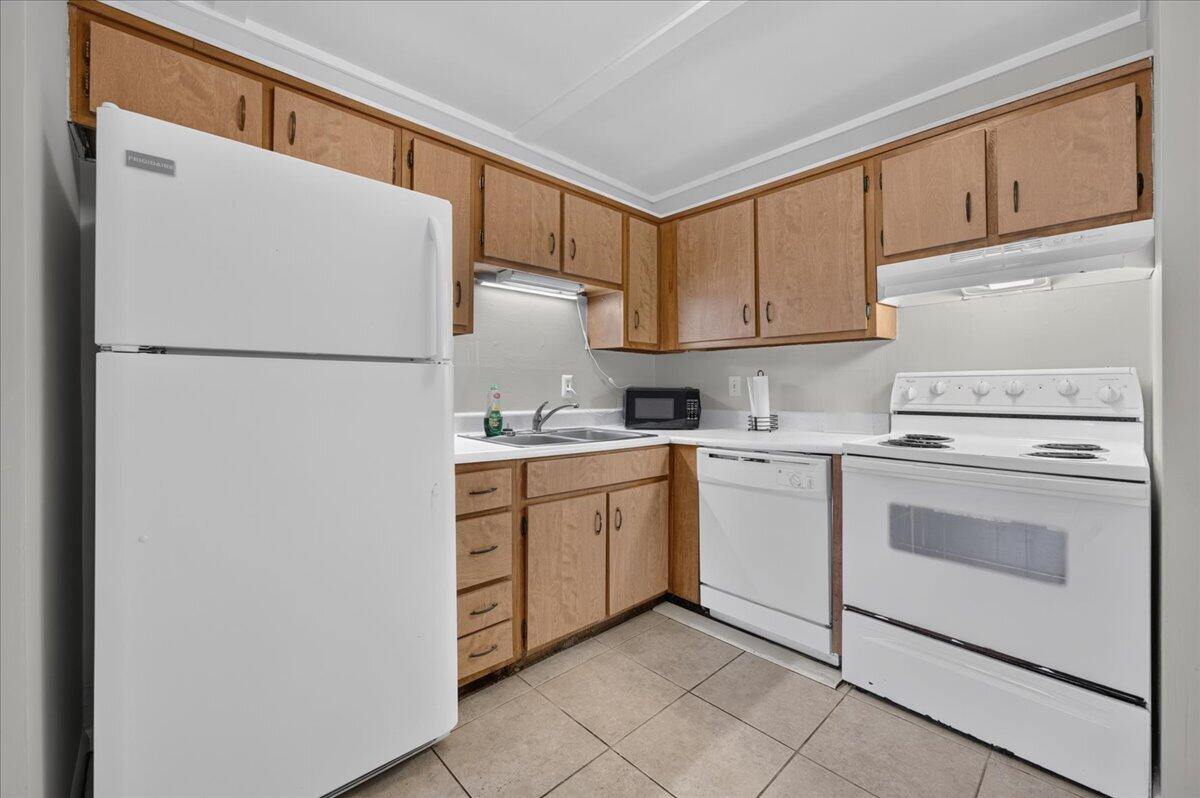 BREAKERS WEST - Residential