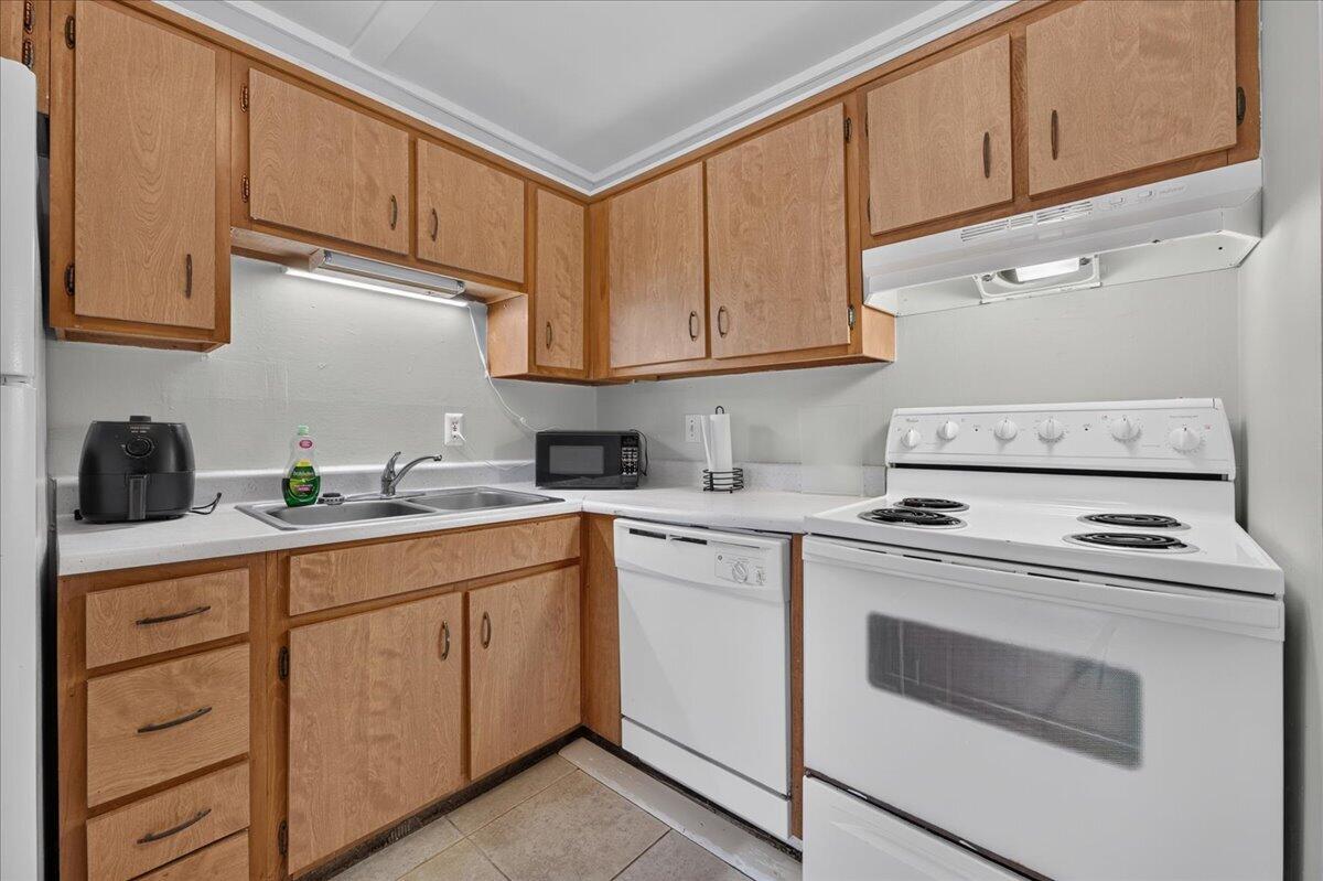 BREAKERS WEST - Residential