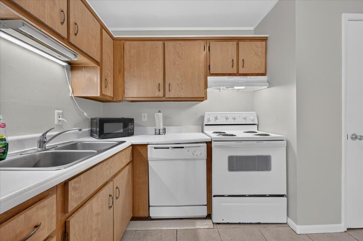 BREAKERS WEST - Residential