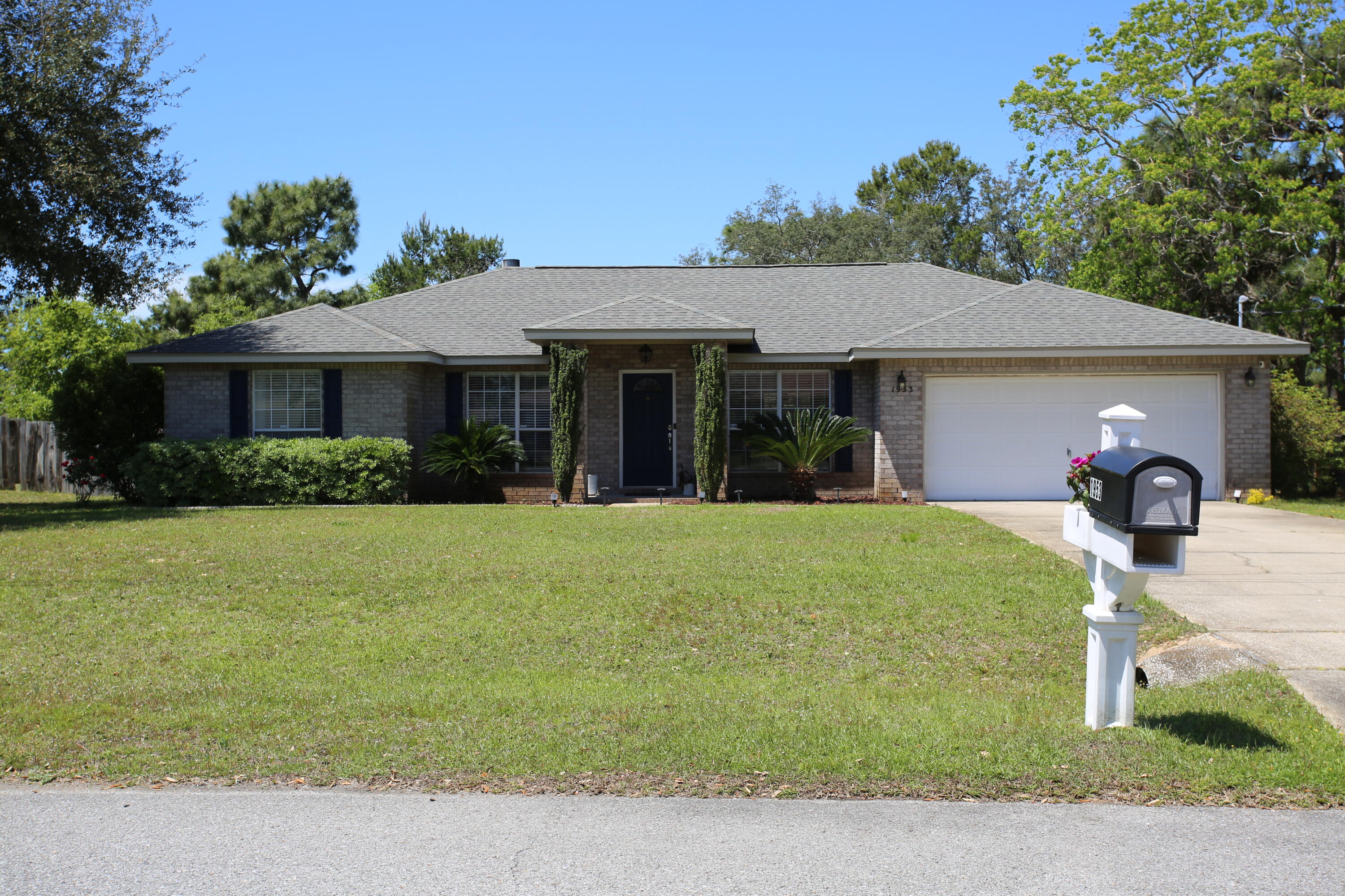 Tucked away on a quiet cul-de-sac in Navarre, this charming home offers the perfect blend of comfort and convenience. Featuring brand-new appliances, the kitchen is ready for everyday living and entertaining alike. The spacious layout flows easily into a large backyard--ideal for gatherings, play, or simply relaxing outdoors. With plenty of room to spread out and a desirable location close to schools, shopping, and the beach, this property is a standout opportunity. Don't miss your chance to own a home in one of Navarre's most sought-after settings!
