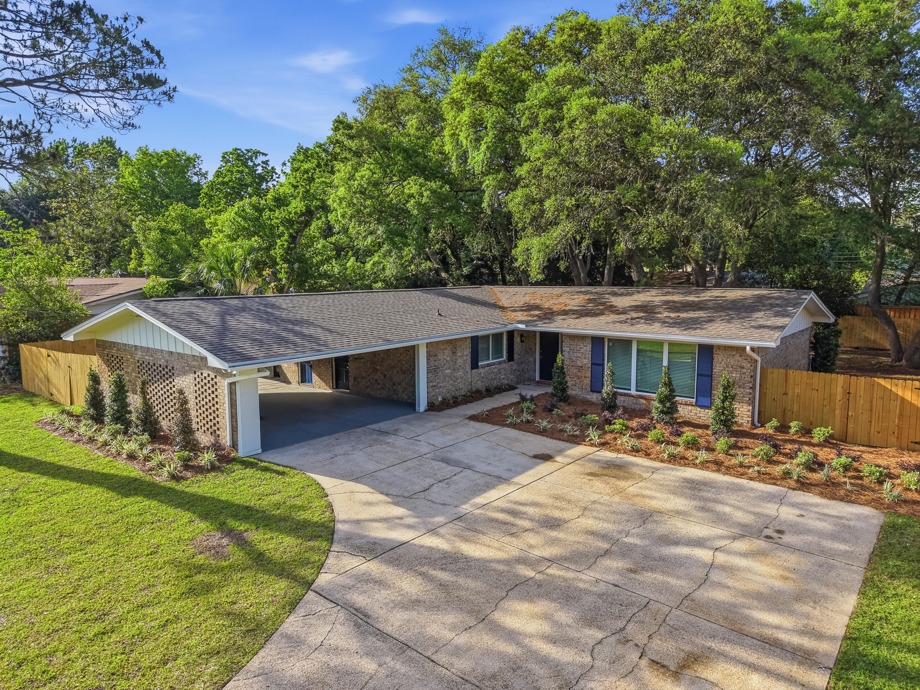 COUNTRY CLUB ESTATES - Residential