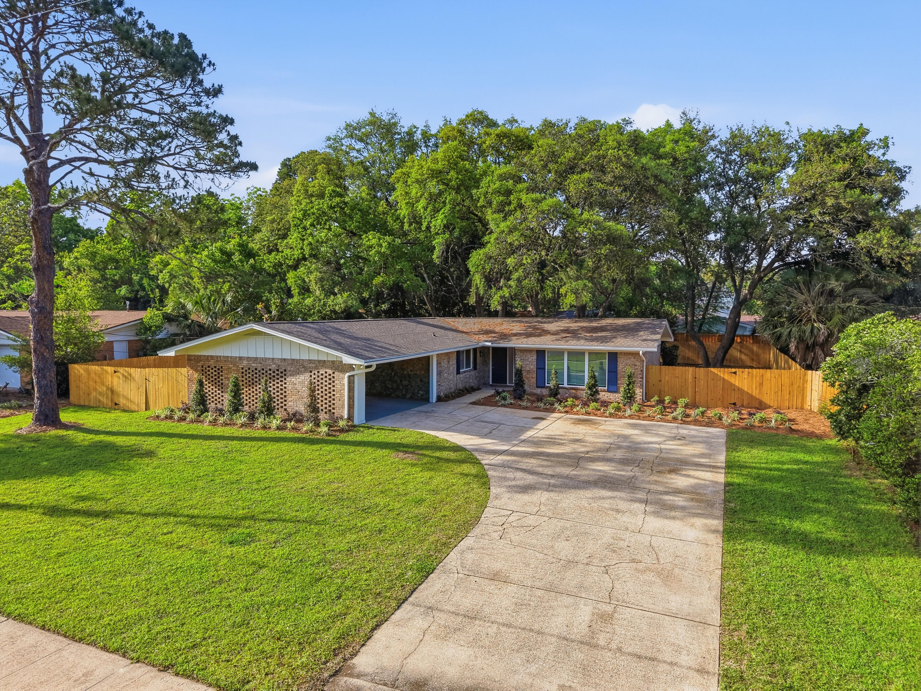 COUNTRY CLUB ESTATES - Residential