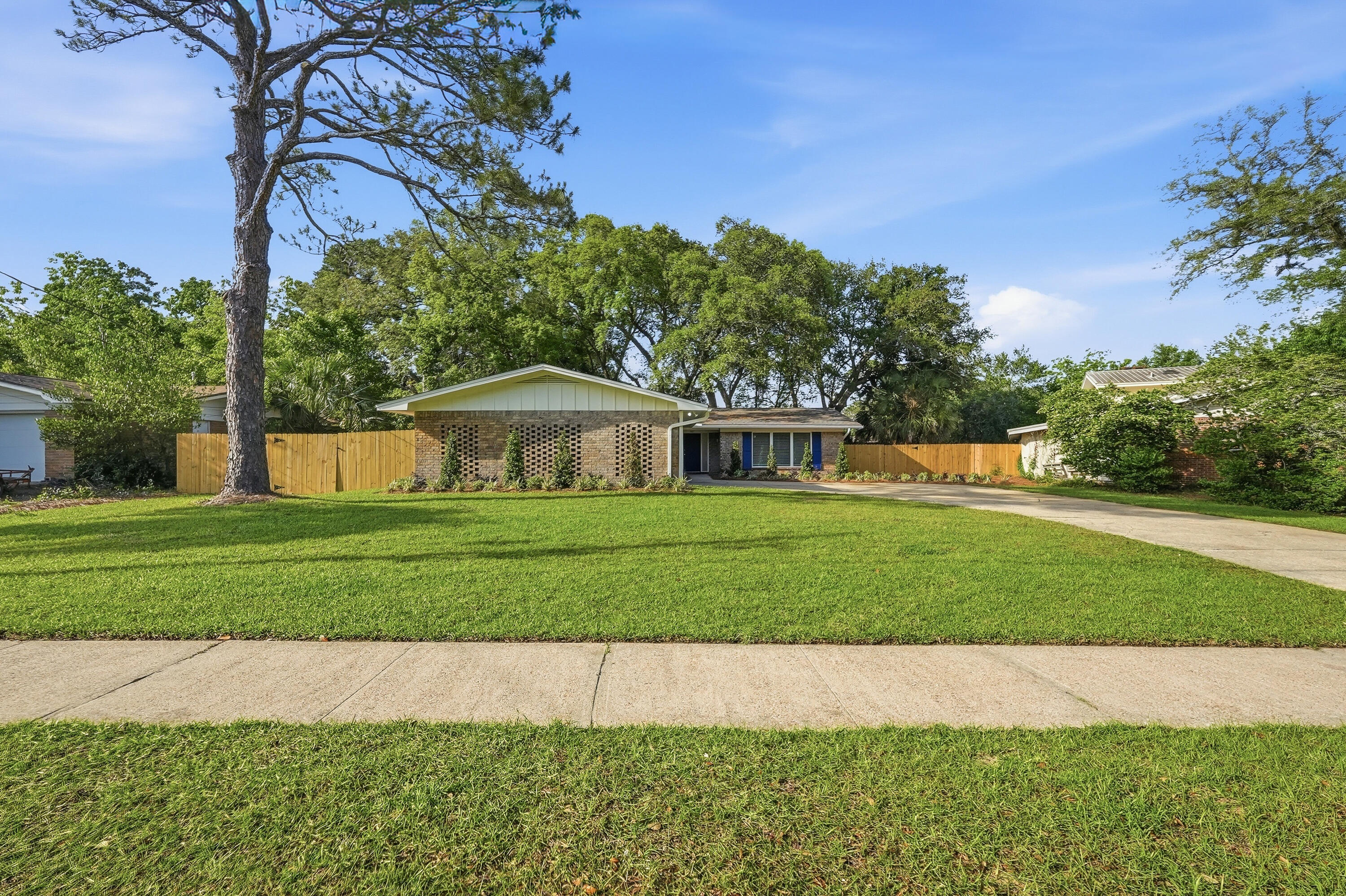 COUNTRY CLUB ESTATES - Residential