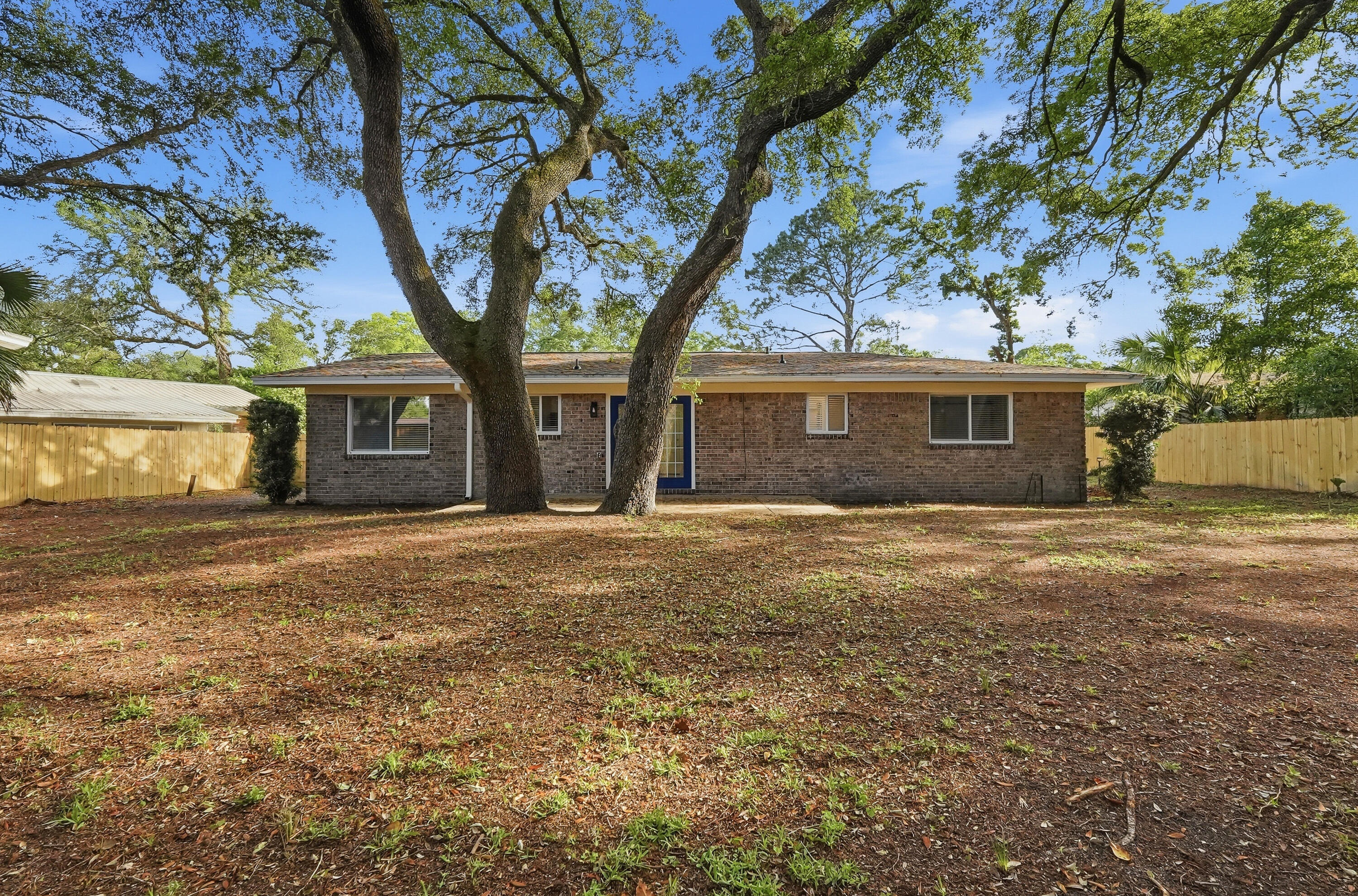 COUNTRY CLUB ESTATES - Residential