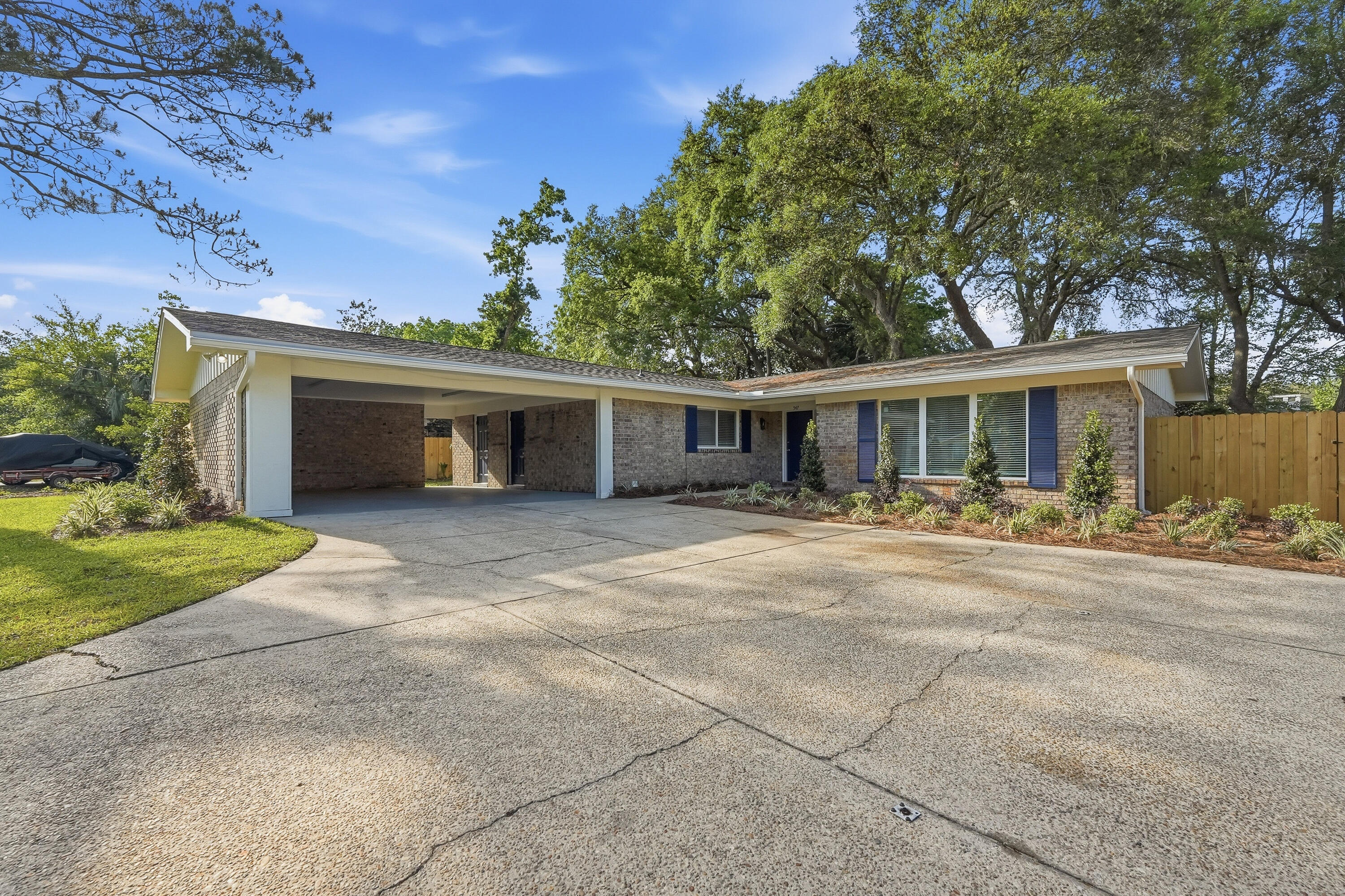 COUNTRY CLUB ESTATES - Residential