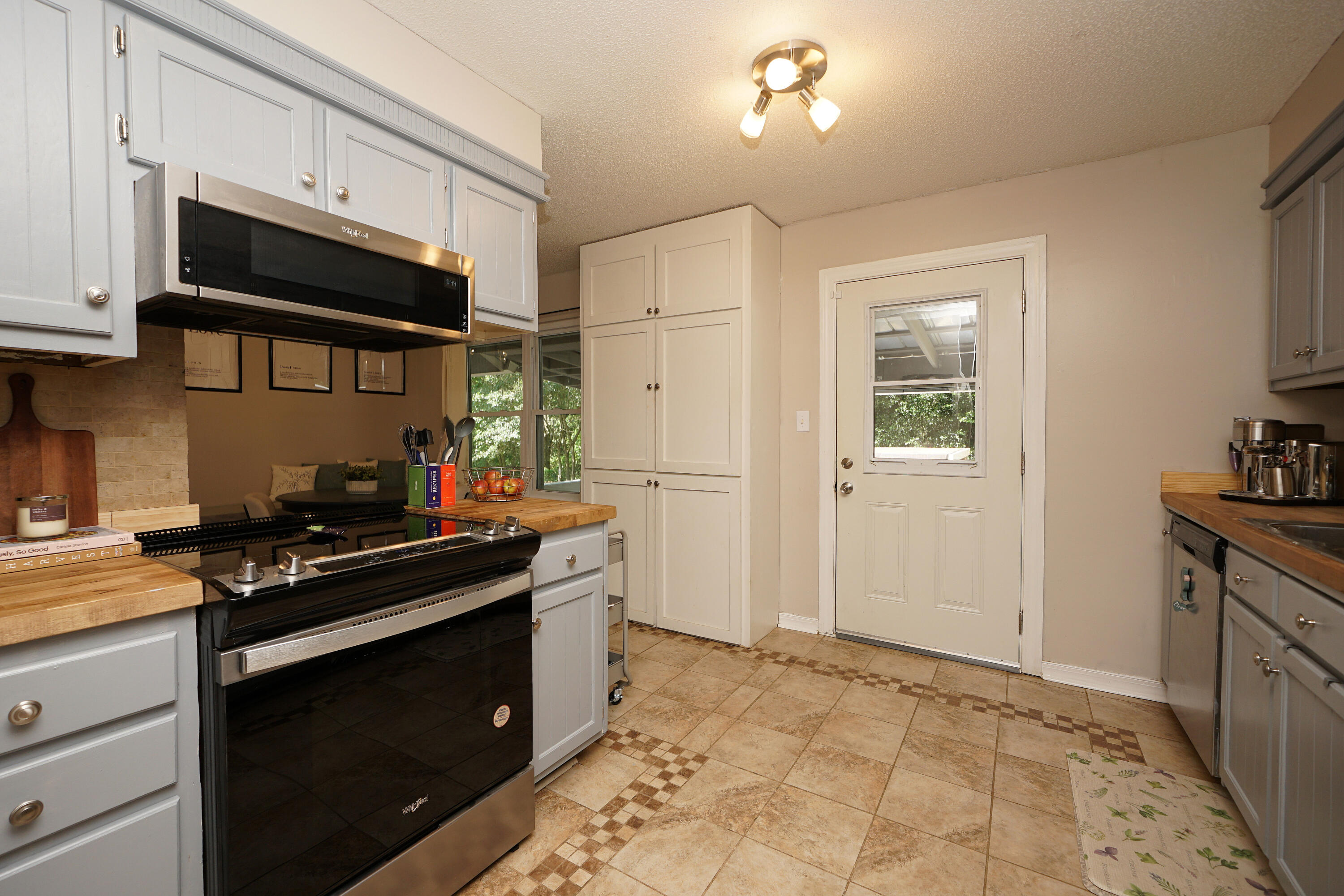 COUNTRYVIEW EST - Residential