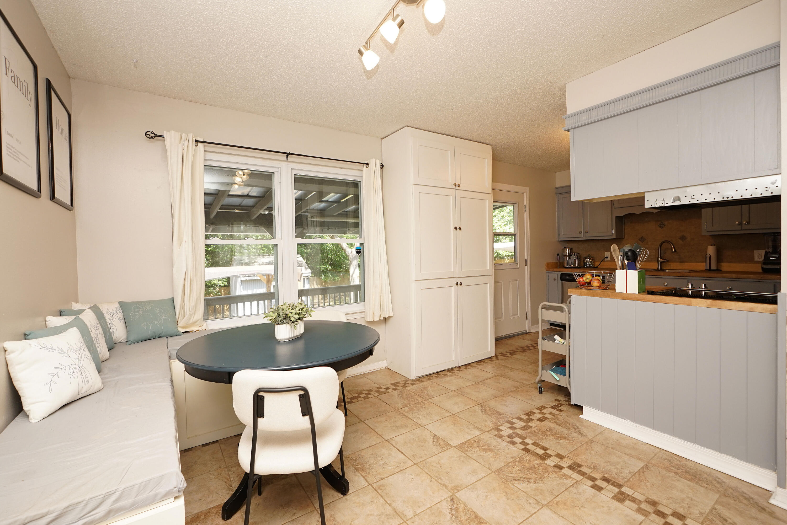 COUNTRYVIEW EST - Residential