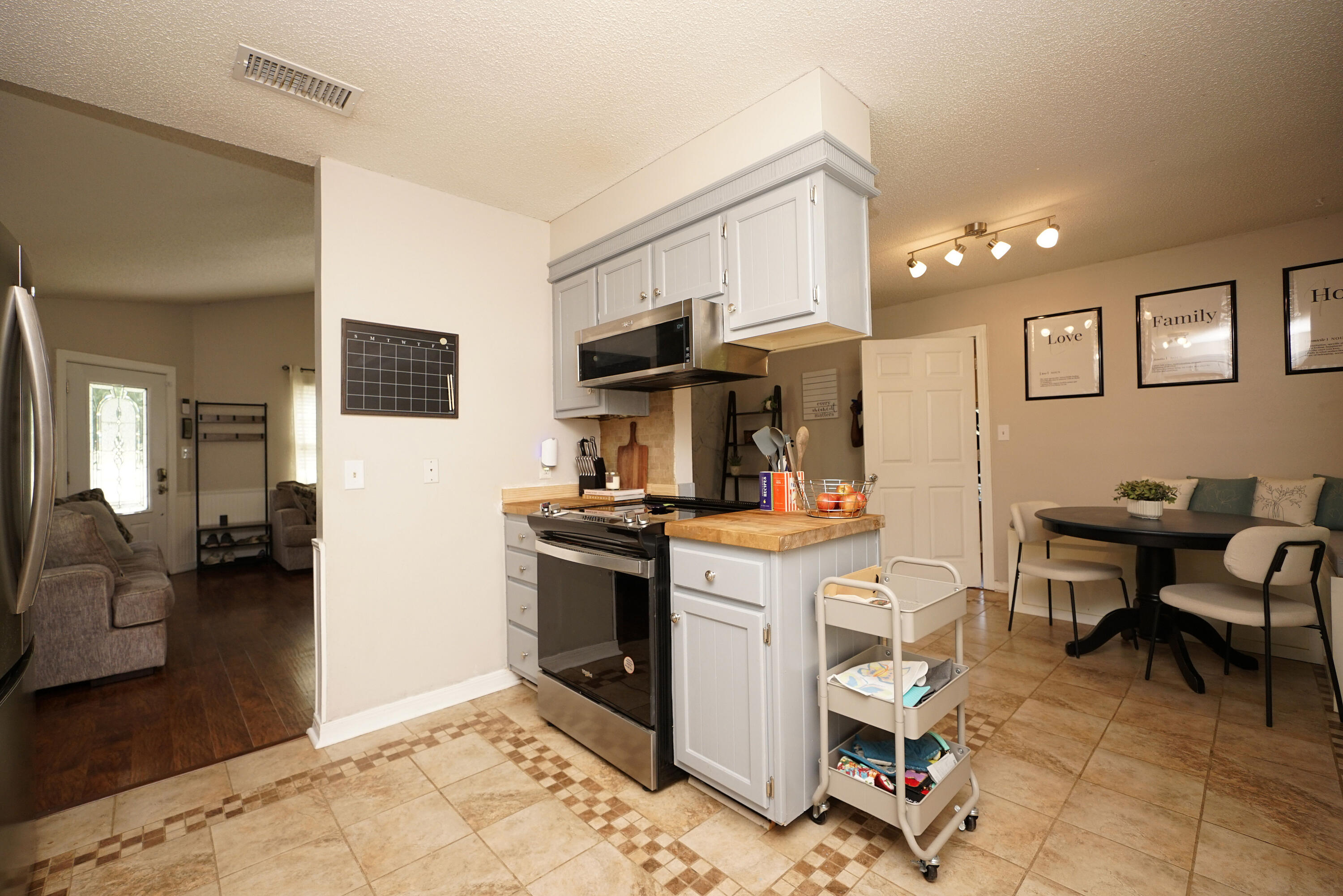 COUNTRYVIEW EST - Residential