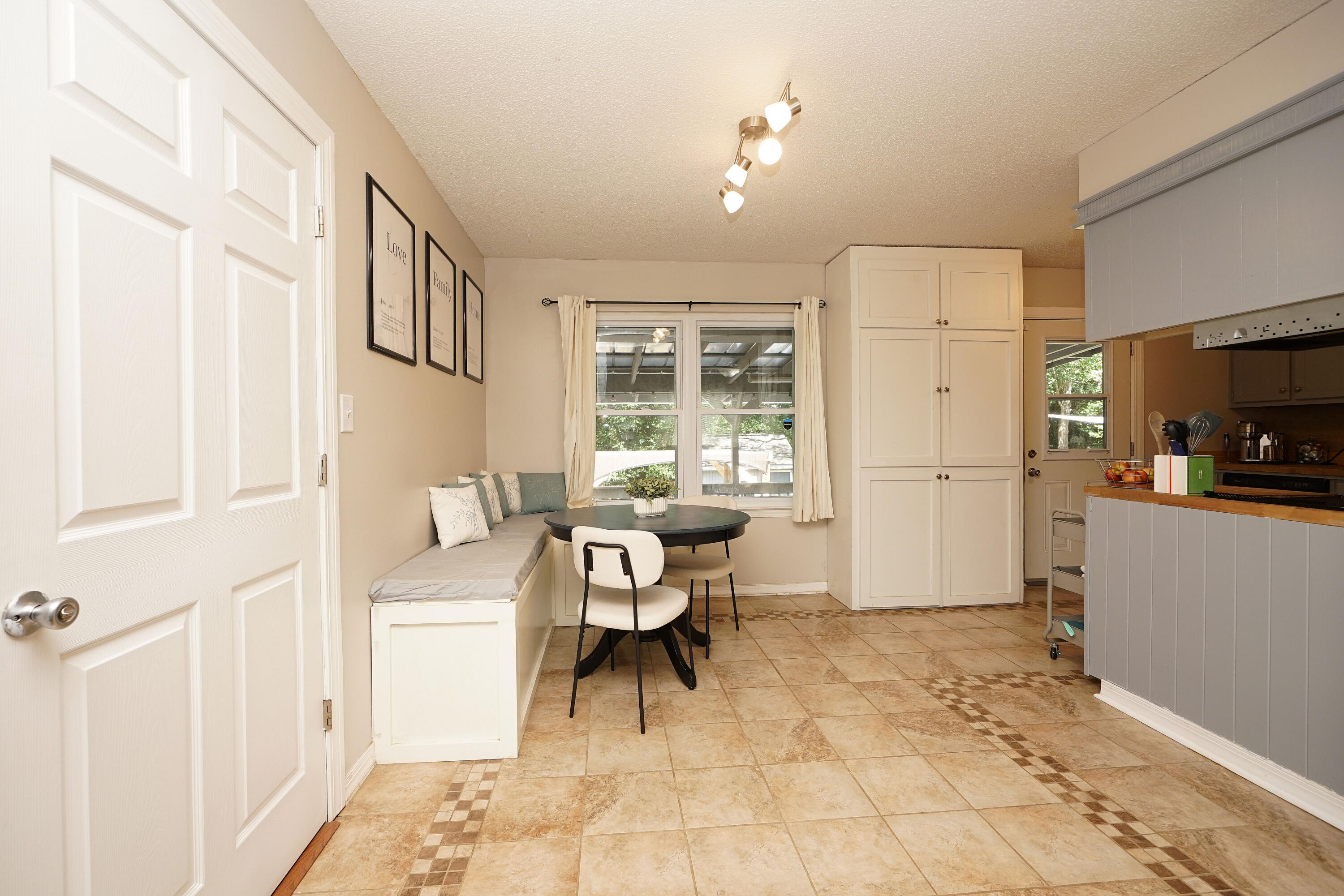 COUNTRYVIEW EST - Residential