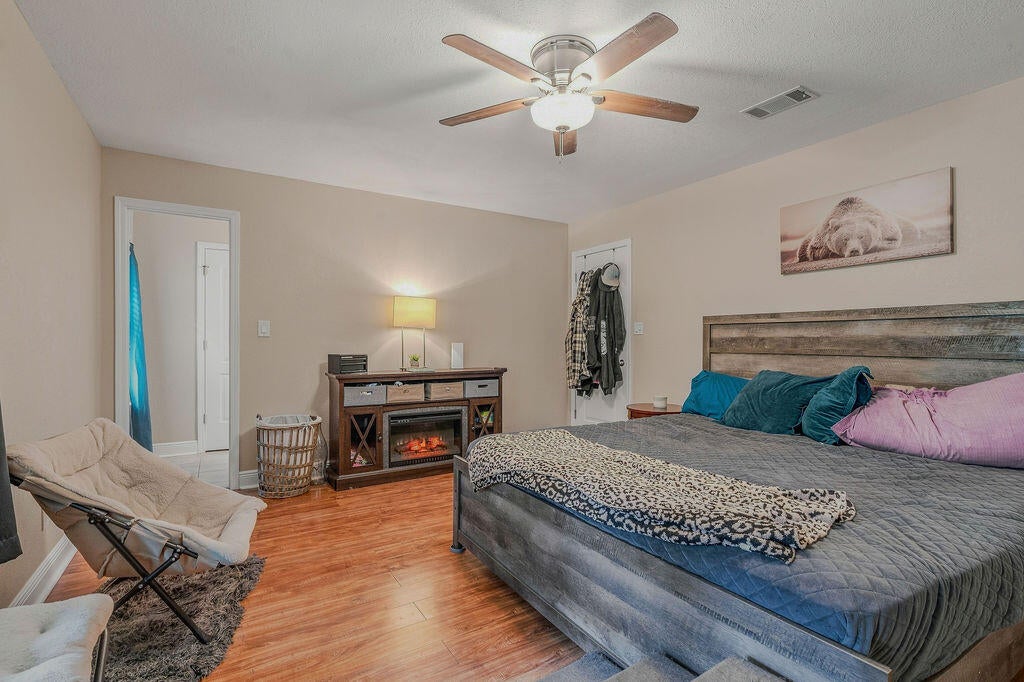 COUNTRY SQUIRE ESTATES - Residential