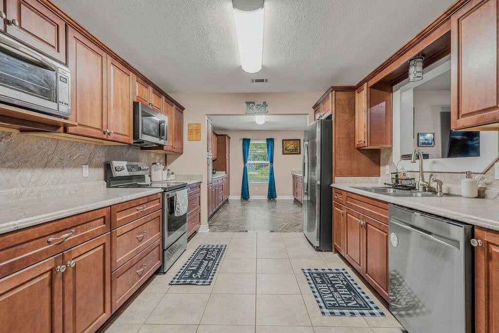 COUNTRY SQUIRE ESTATES - Residential