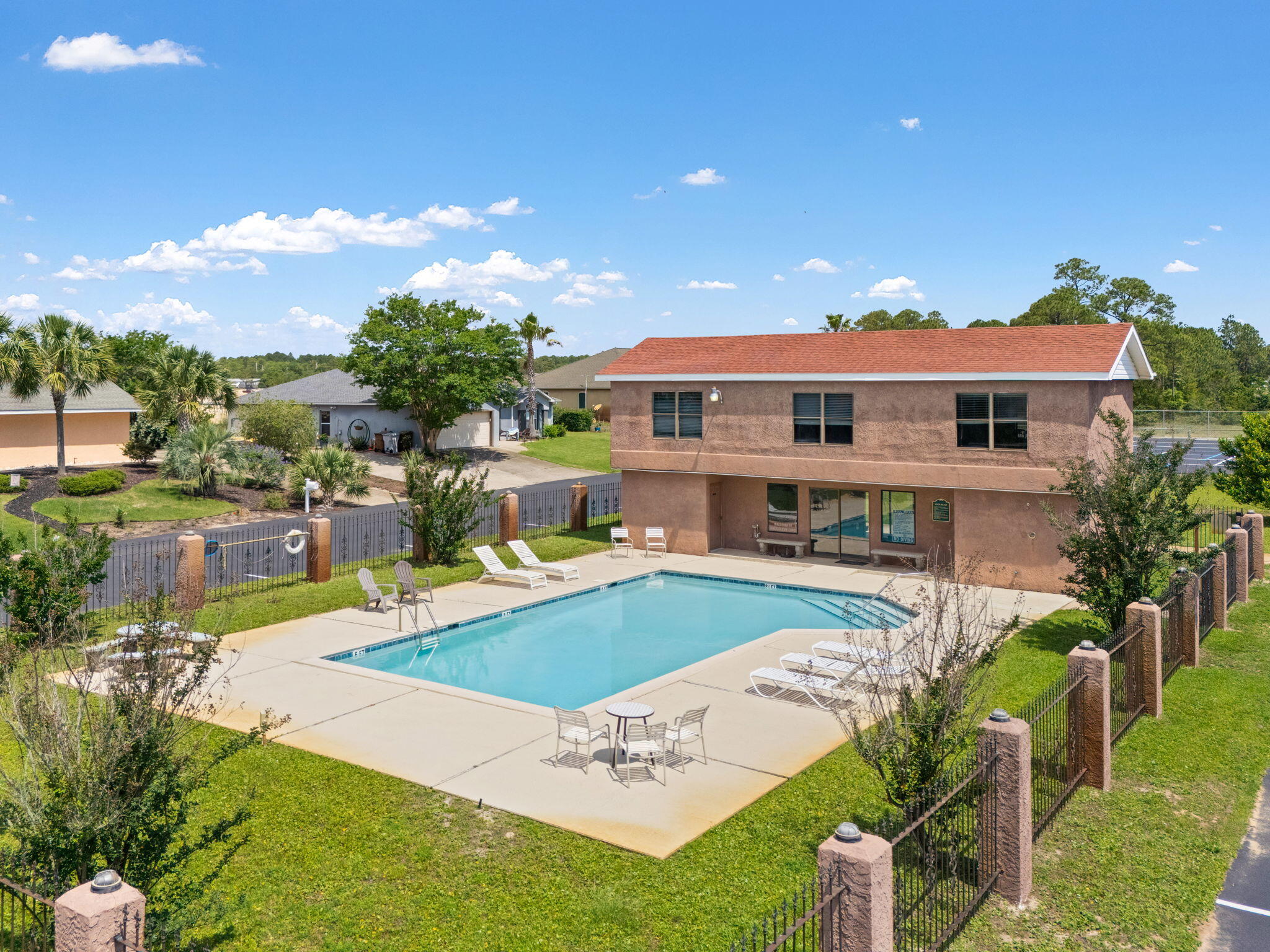 SMUGGLERS COVE - Residential