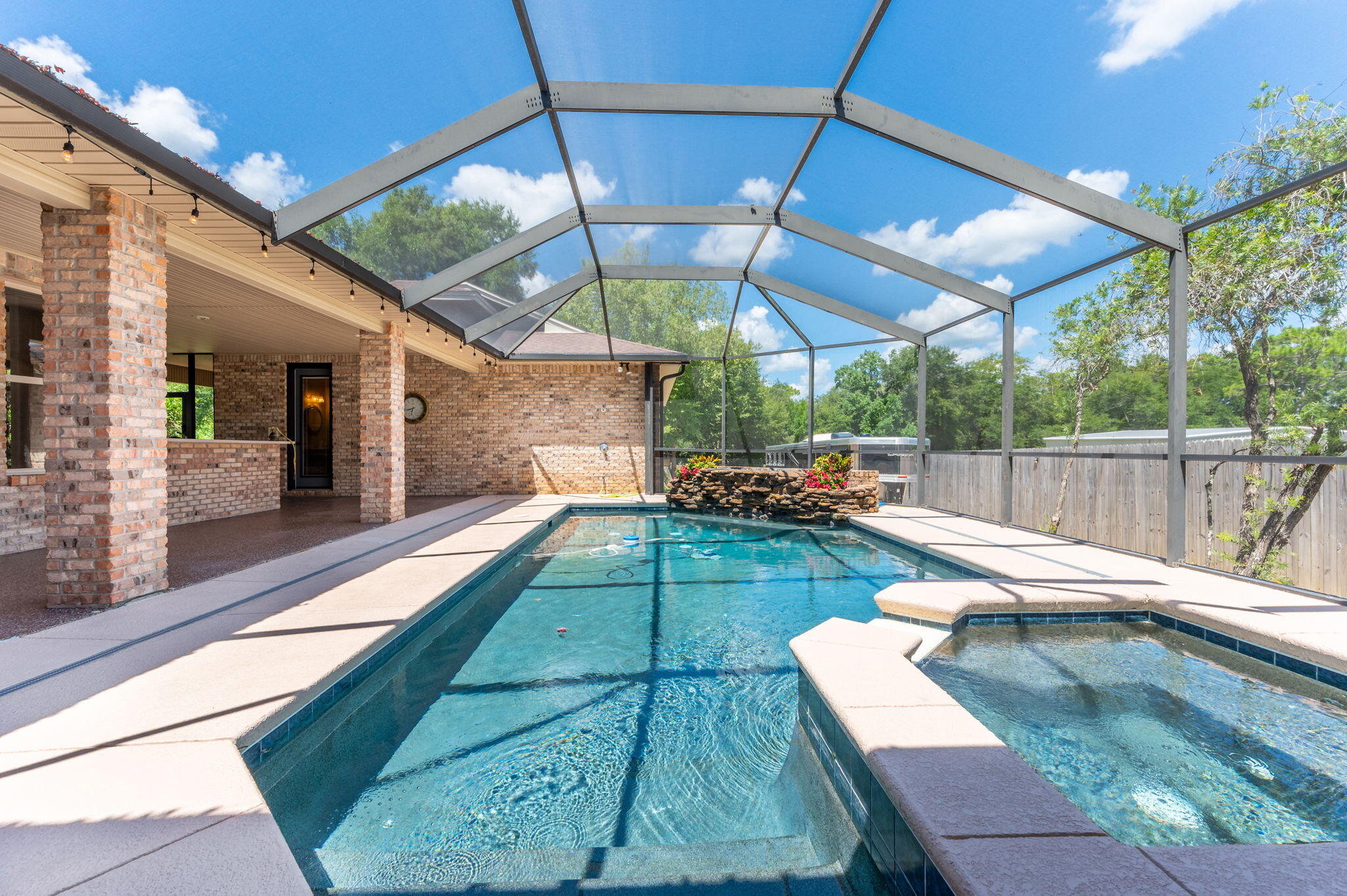 WOODLAND SHORES - Residential