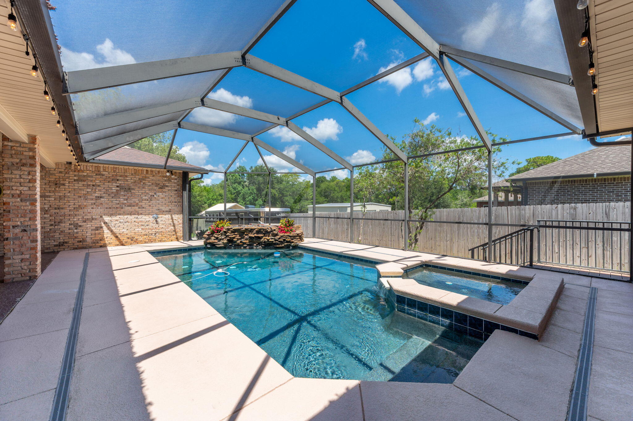 WOODLAND SHORES - Residential