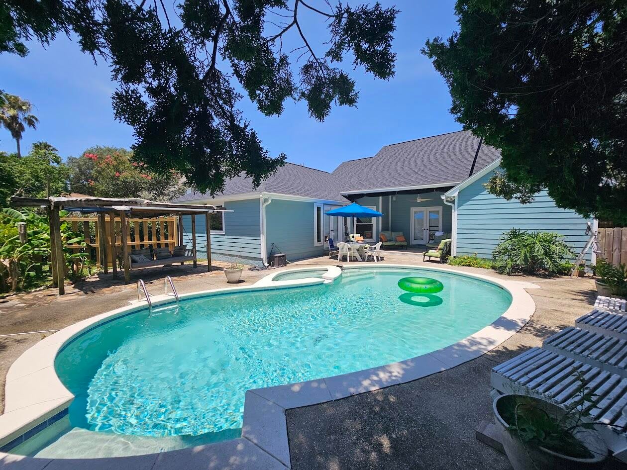 BAYVIEW MANOR 1ST ADDN - Residential
