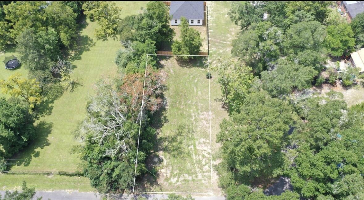 A beautiful cleared lot in downtown Defuniak Springs city limits. The zoning is R-2 residential multifamily which allows single family homes. Public water and sewer hook-ups are available. Ready to build on!