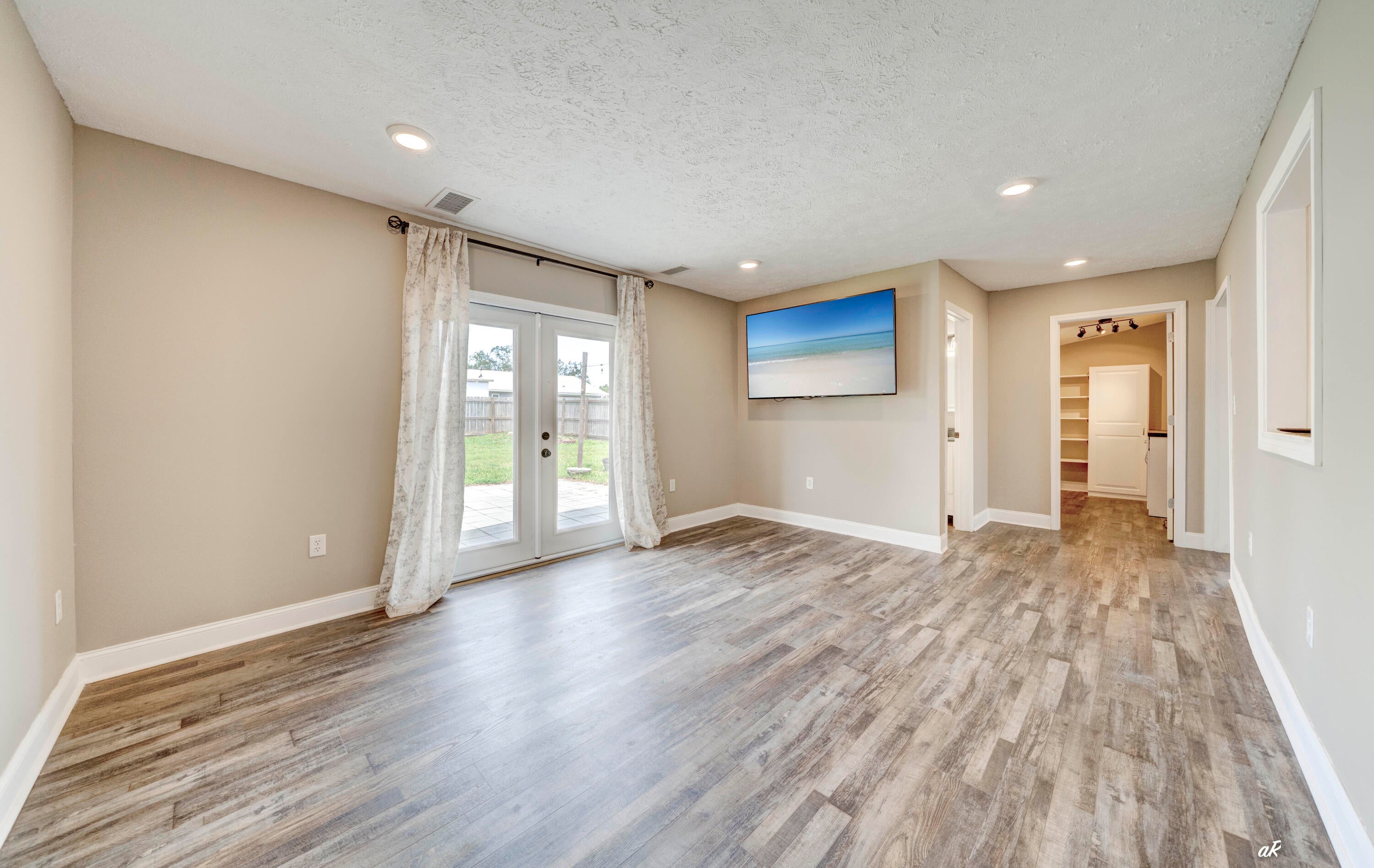 ROBINDALE - Residential