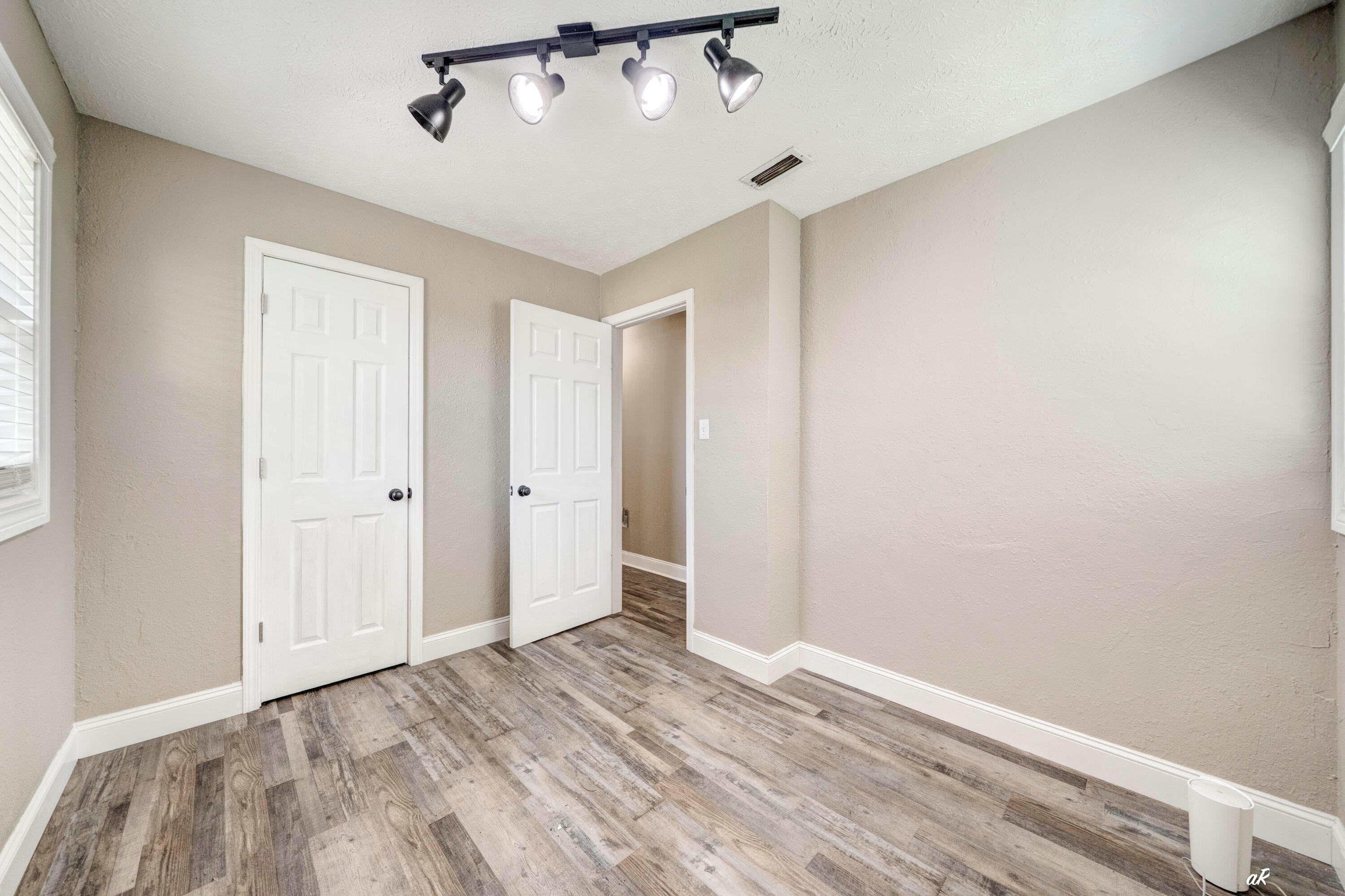 ROBINDALE - Residential