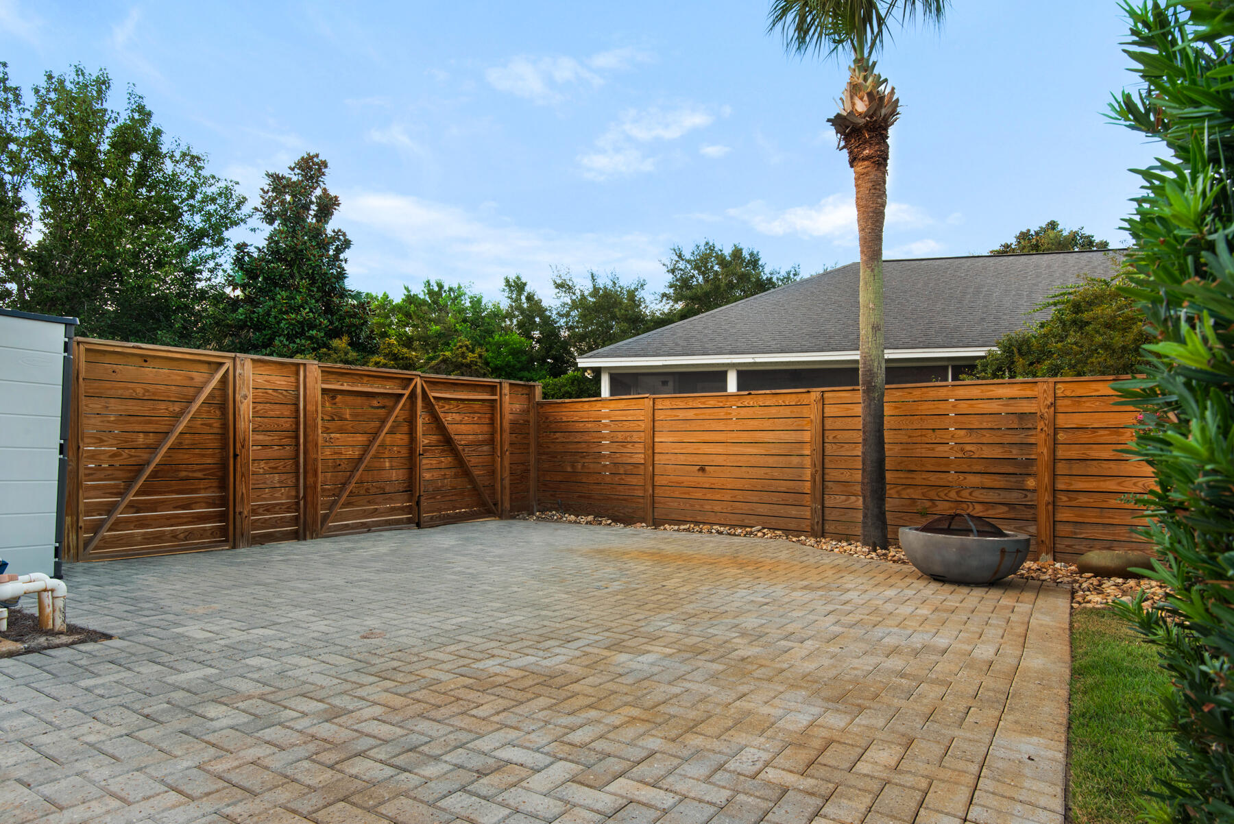PELICAN BAY - Residential