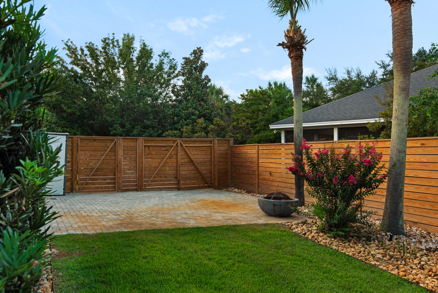 PELICAN BAY - Residential