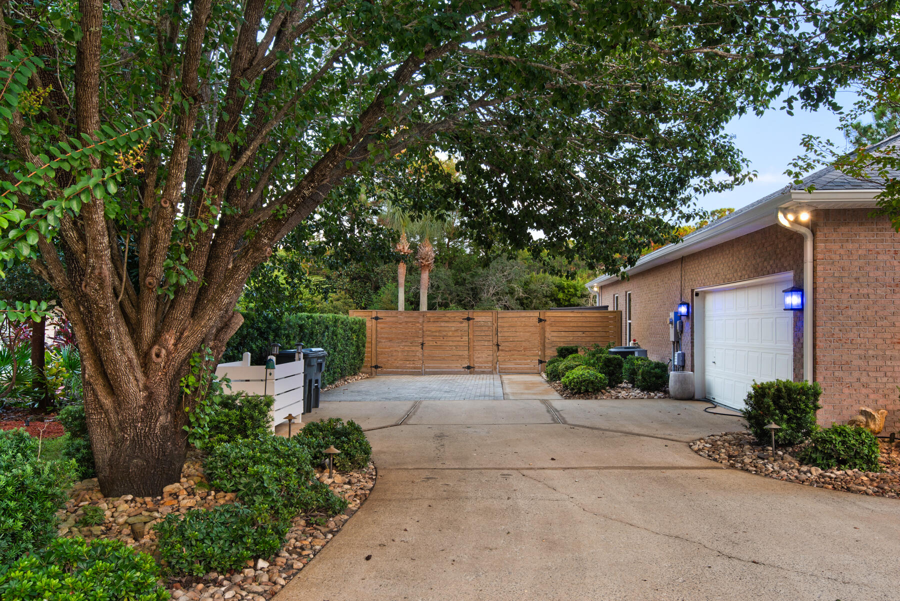 PELICAN BAY - Residential