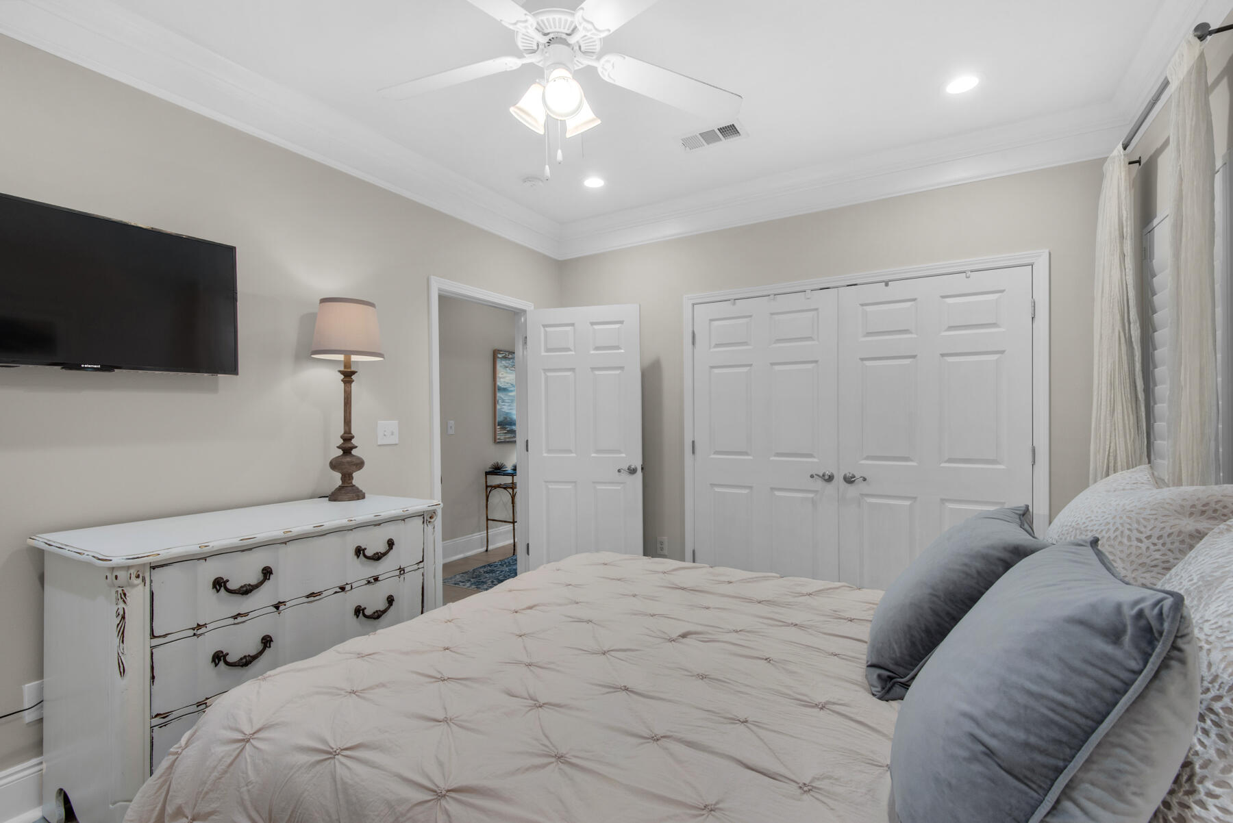 PELICAN BAY - Residential