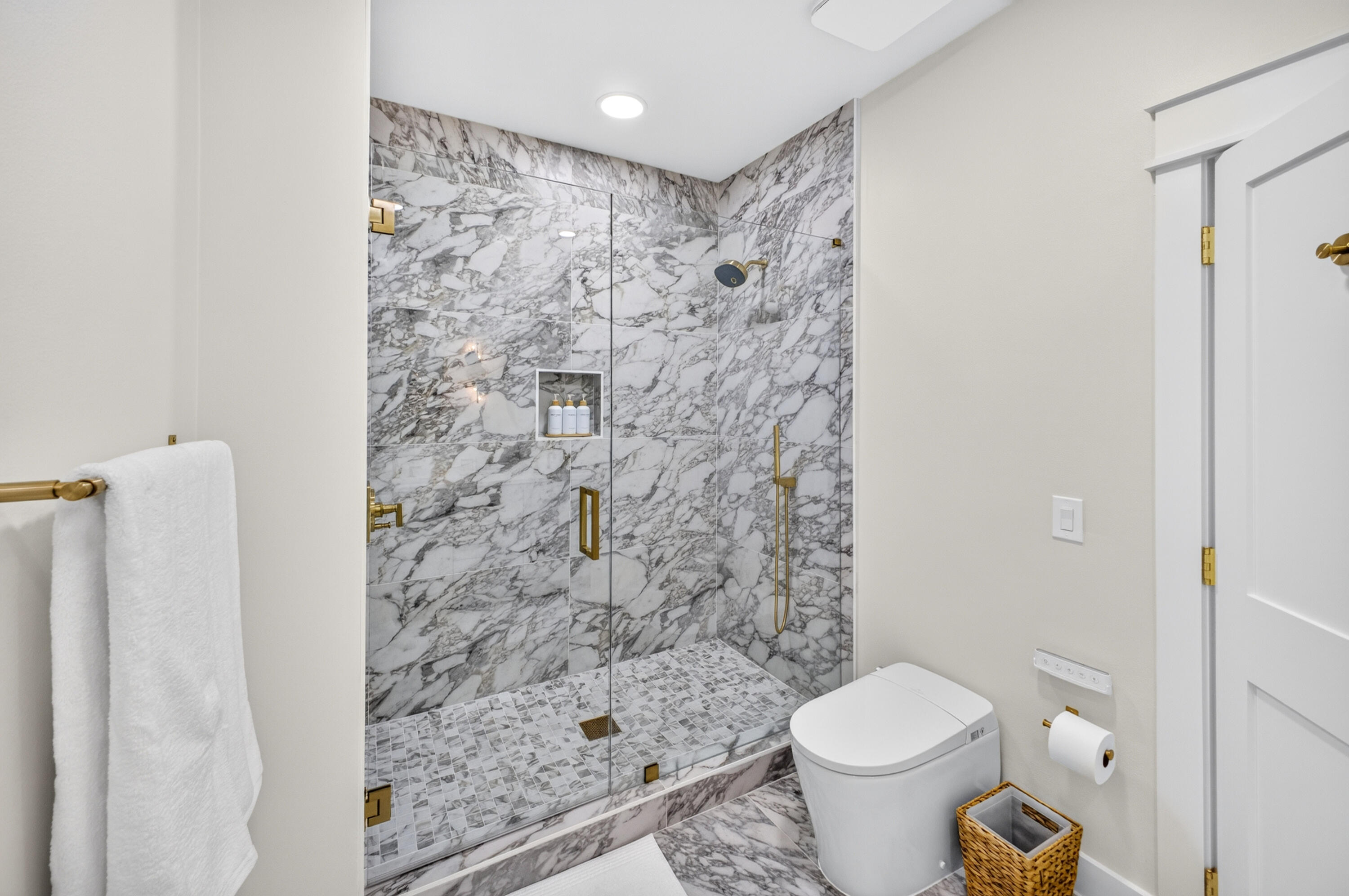 VANTAGE POINTE - Residential