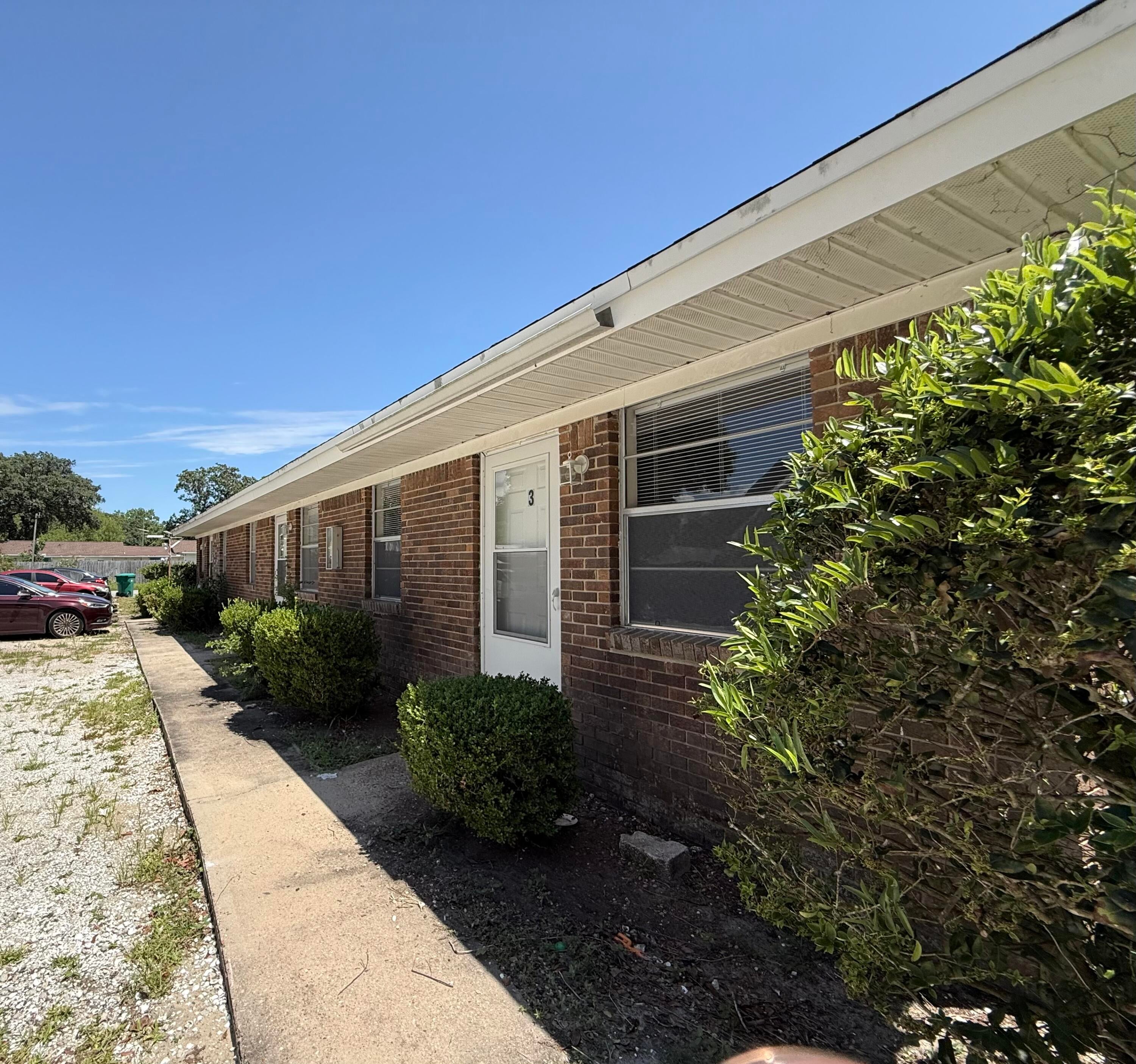 Newly updated with fresh paint and appliances.  This 2 bedroom apartment is perfectly located in Fort Walton Beach.  Call office for showing, No pets, No smoking