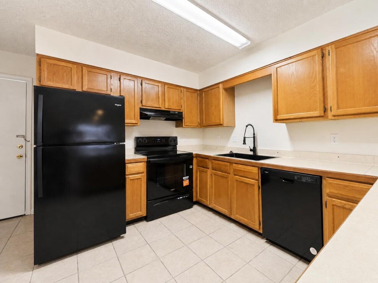 WELLINGTON MANOR - Residential Lease