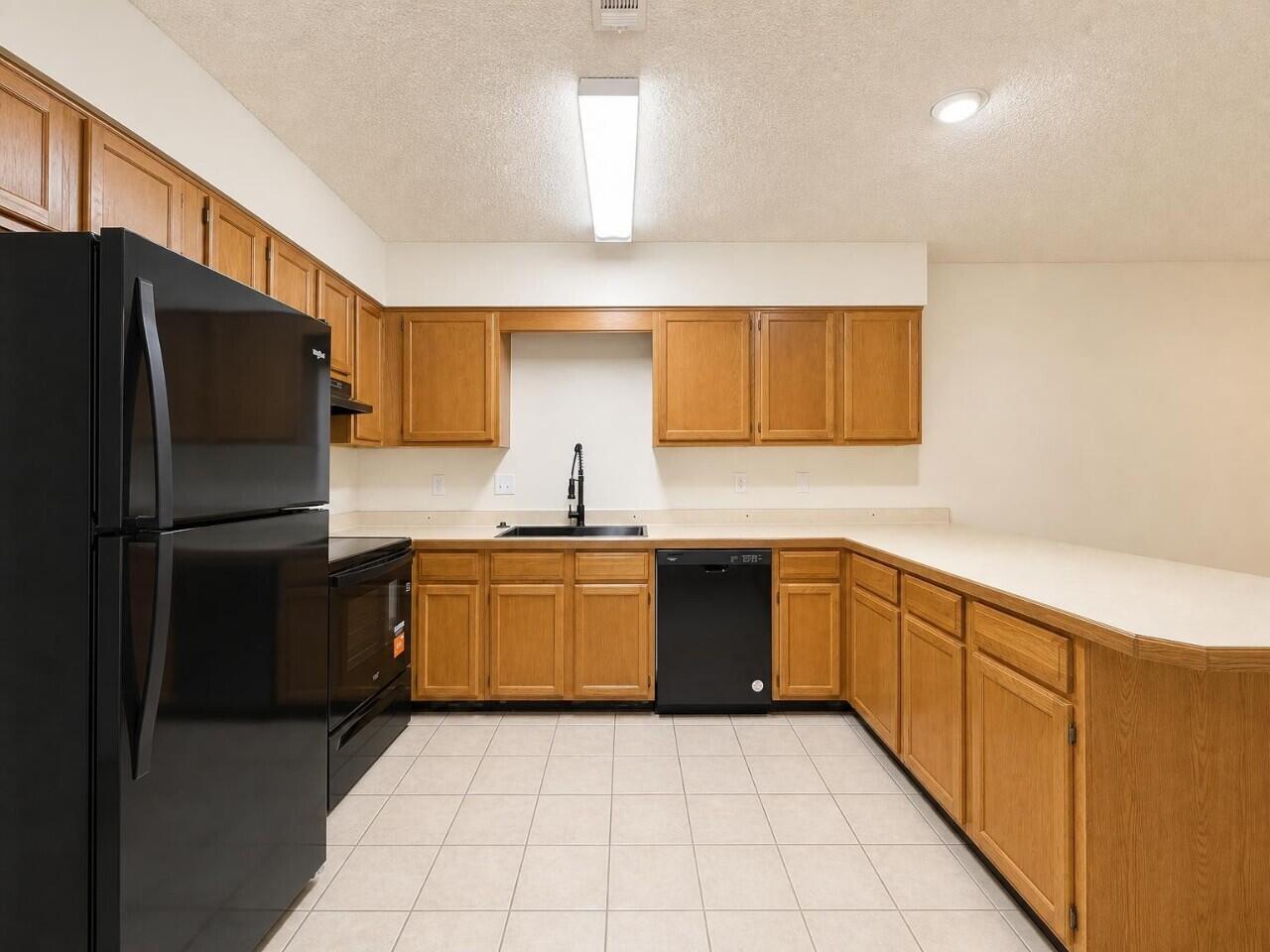 WELLINGTON MANOR - Residential Lease