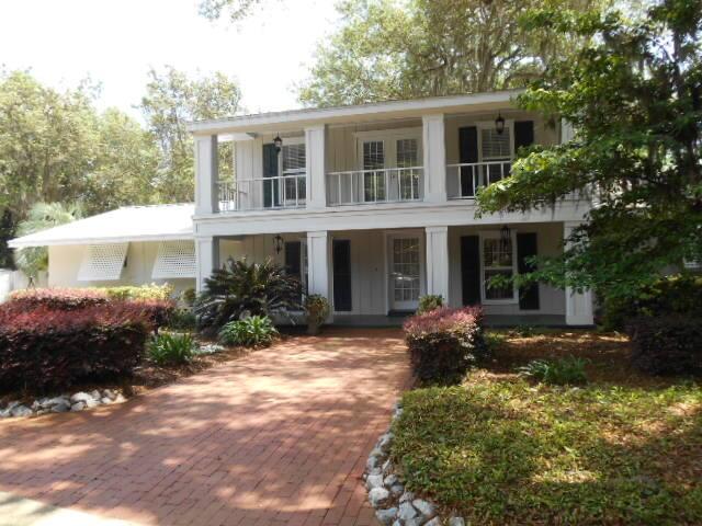 WOODLAND SHORES - Residential
