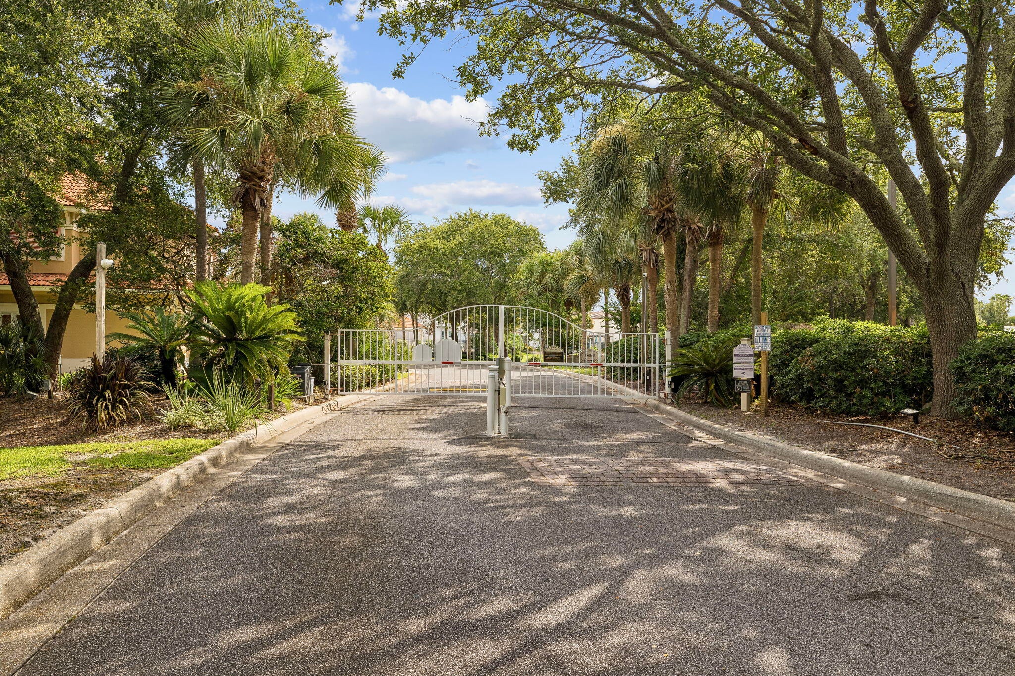 CALUSA BAY S/D LOT 9 BLK B - Residential