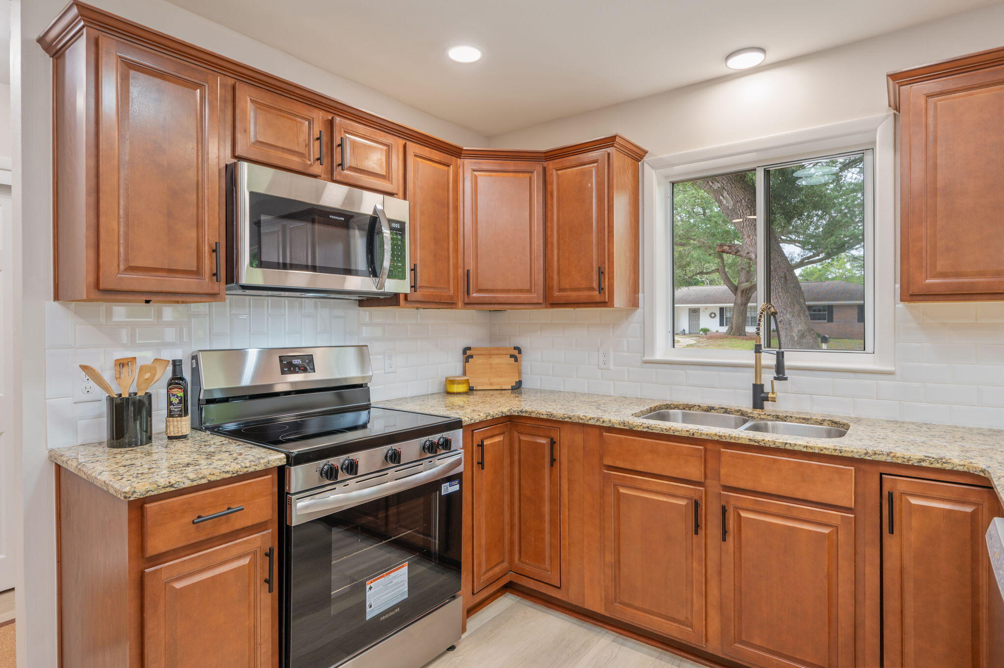 COLONIAL ESTATES - Residential