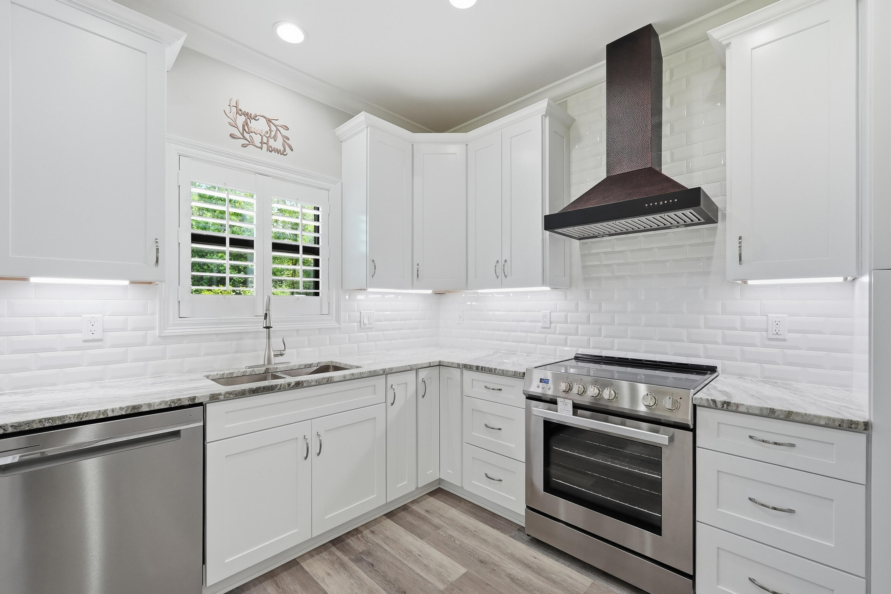 KENNEDY LAKE (UNRECORDED) - Residential