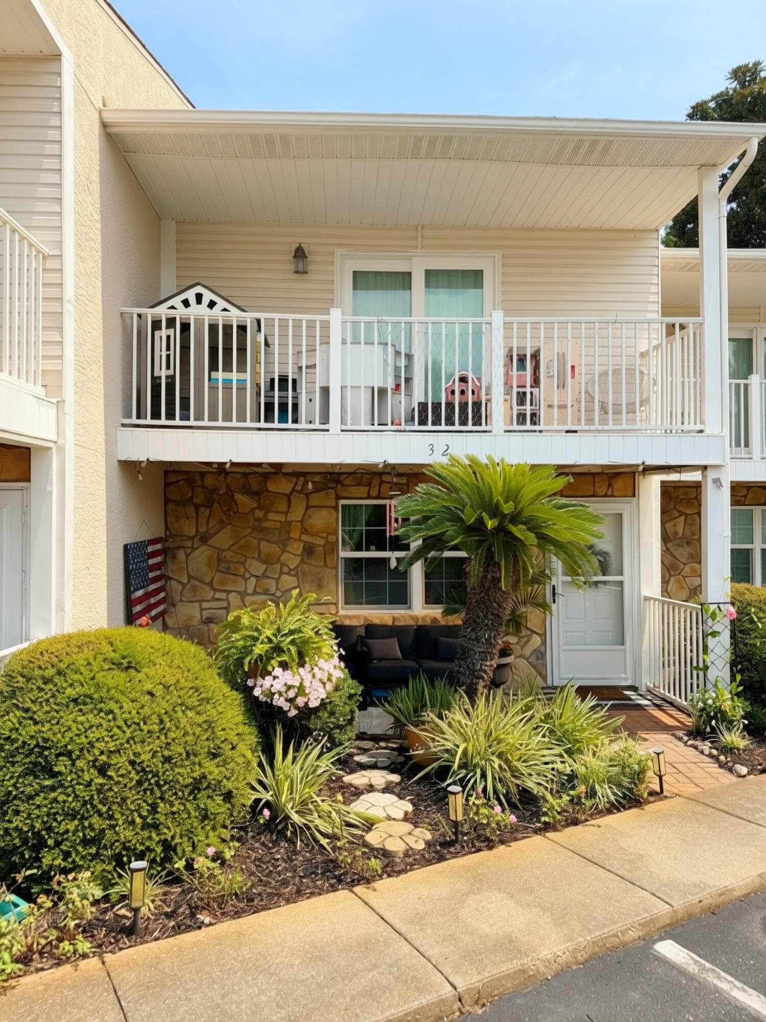 WOODLAND SHORES T/H PH 3 - Residential
