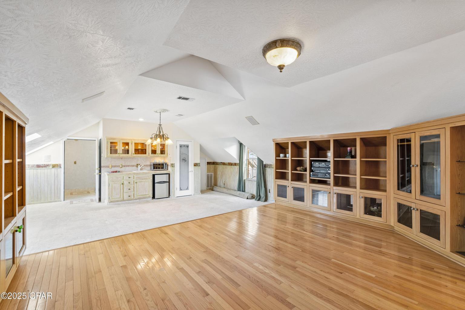 WHISPERING OAKS - Residential