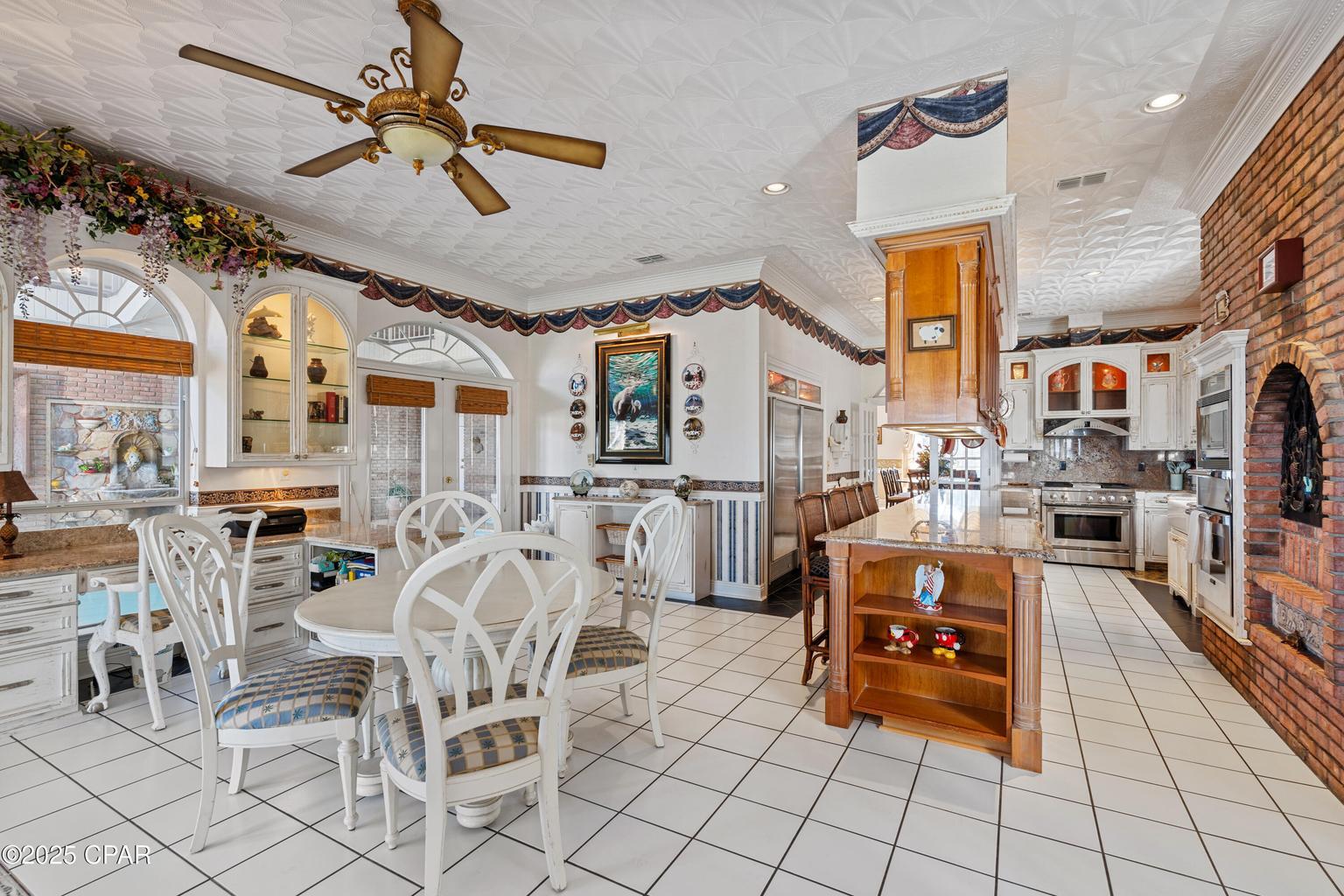 WHISPERING OAKS - Residential