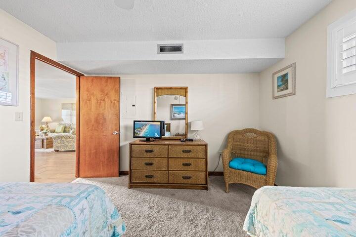 ISLANDER CONDO - Residential