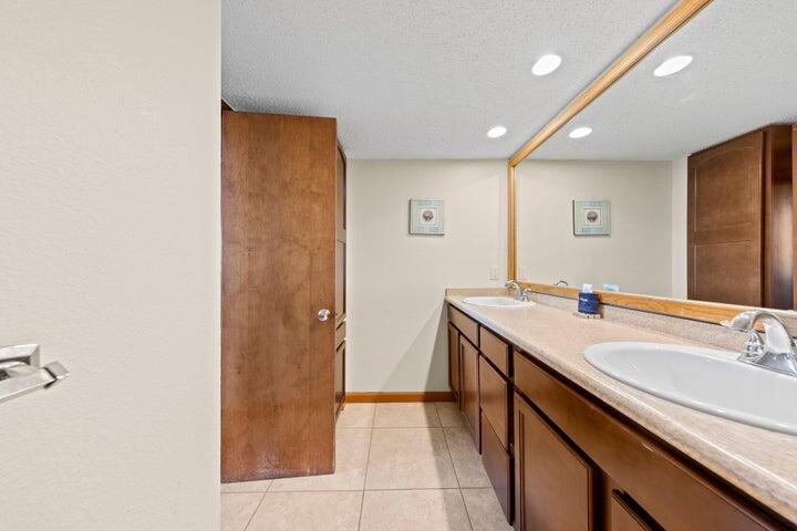 ISLANDER CONDO - Residential