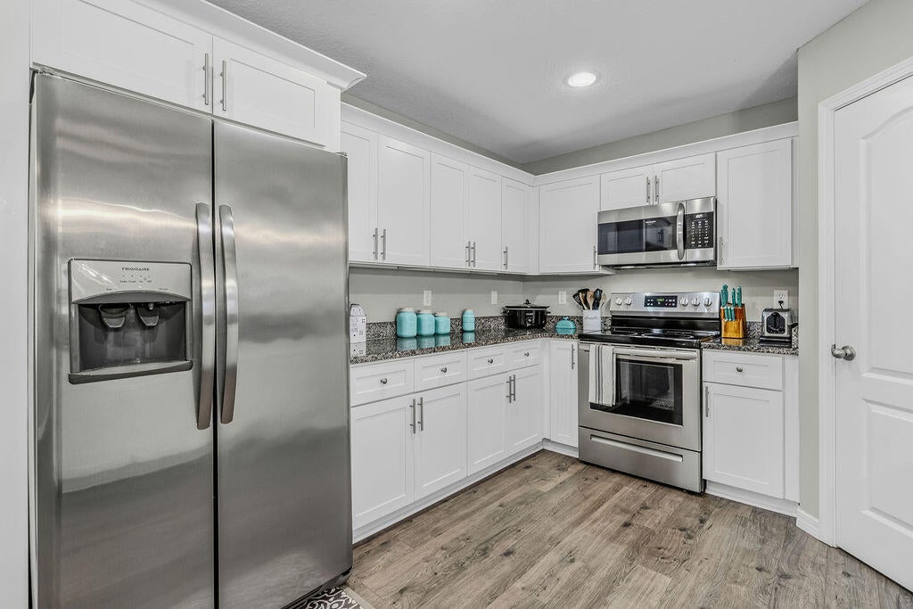 OAKWOOD LAKES ESTATES - Residential
