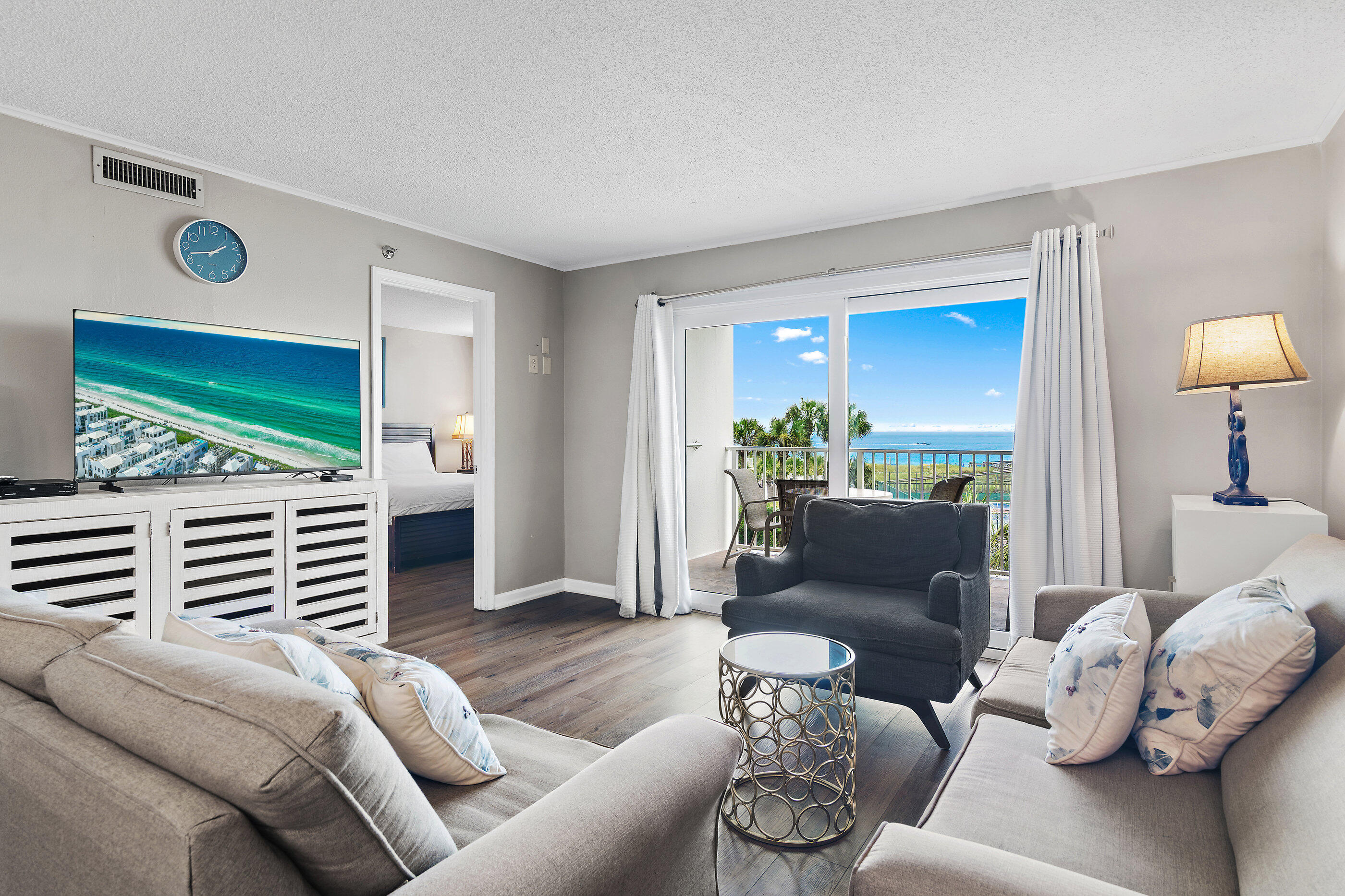 Islander 302 faces directly south offering some of the best beach views in the building. This charming 2 bedroom, 2 bath unit has vinyl wood plank flooring, stainless appliances, and cute coastal decor. The Islander complex located on Holiday Isle offers beach access, tennis/pickleball courts, 2 pools, hot tubs, and bocce ball courts.