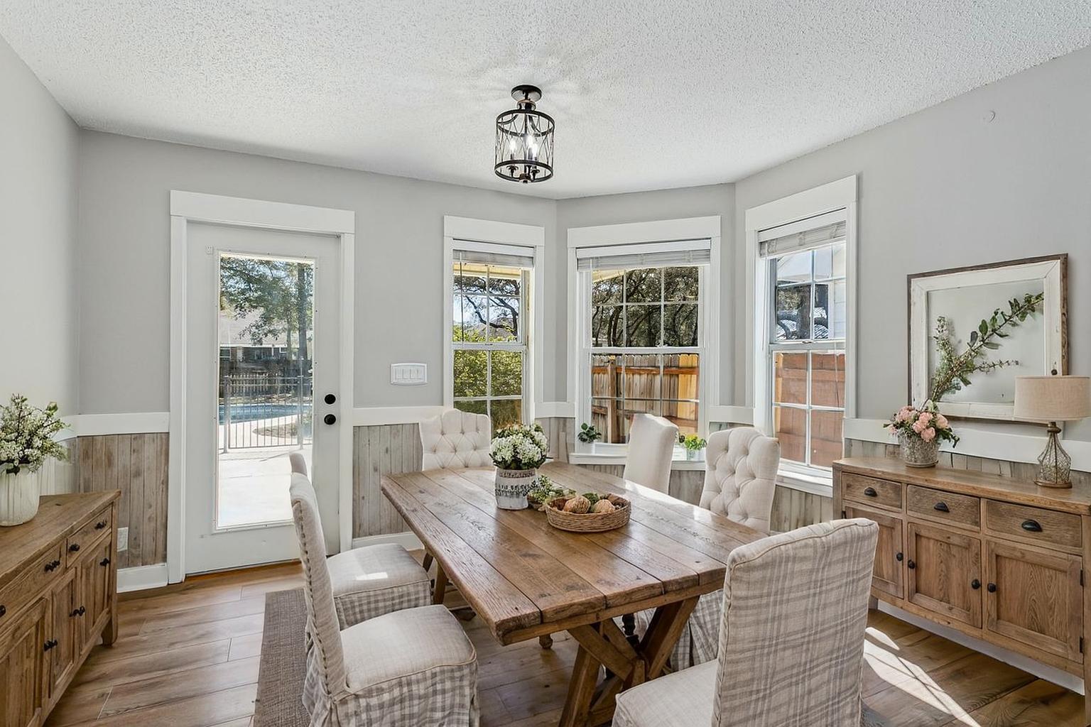 LESLIE MANOR - Residential