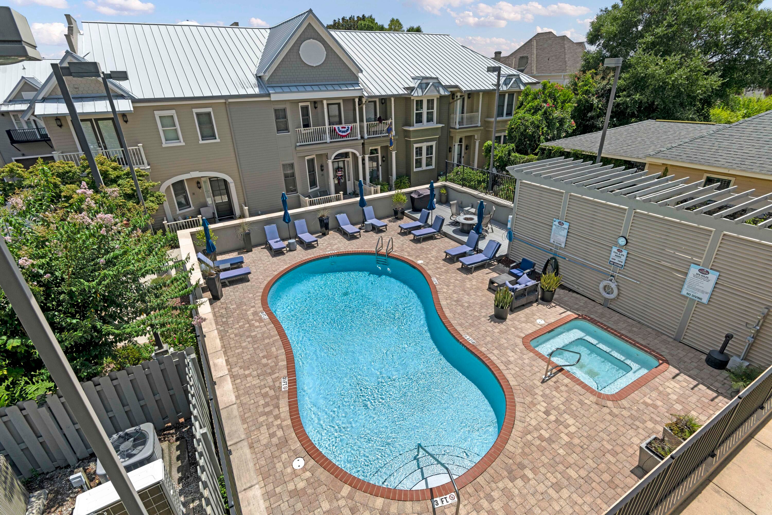 COURT OF NORTH HILL - Residential
