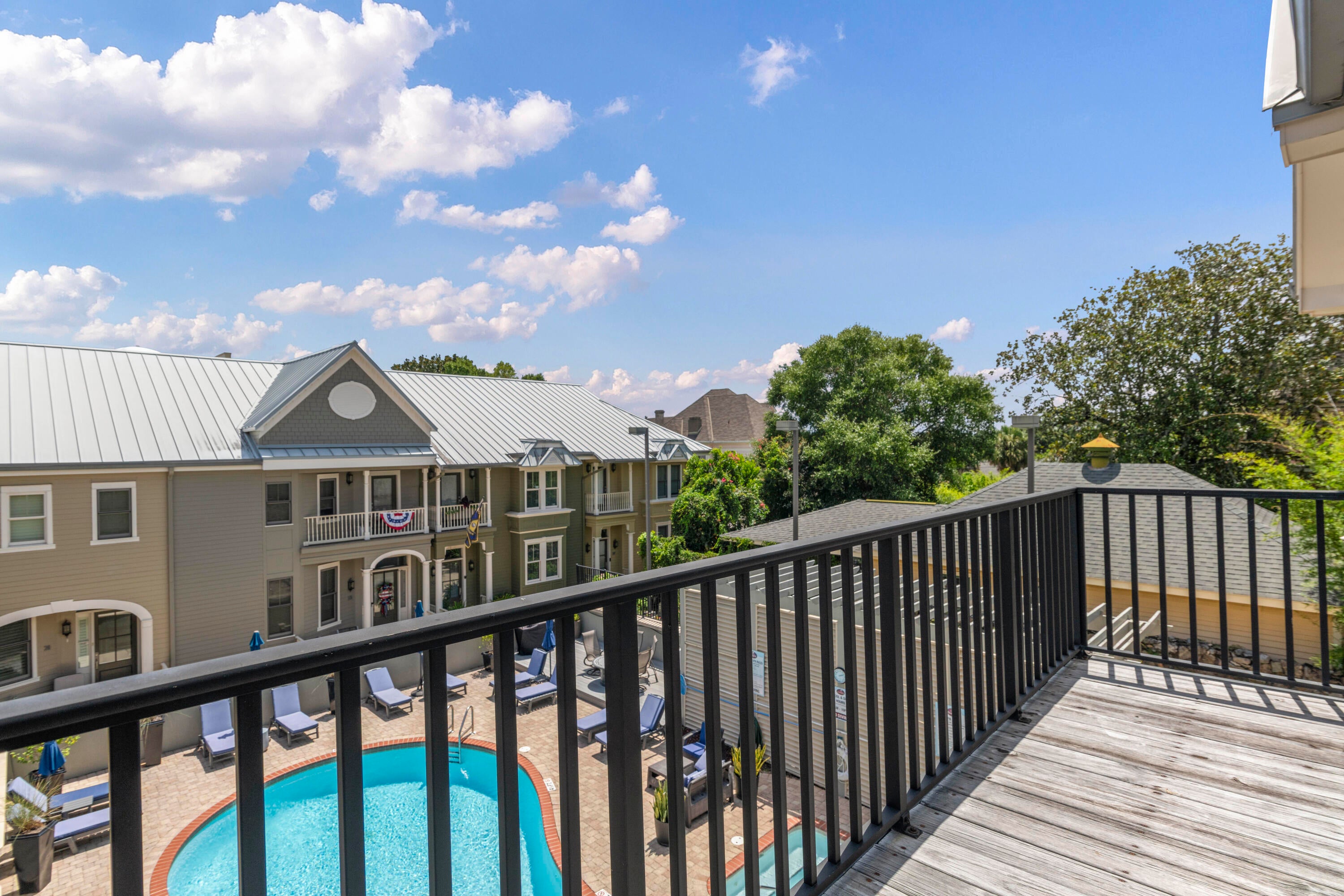 COURT OF NORTH HILL - Residential